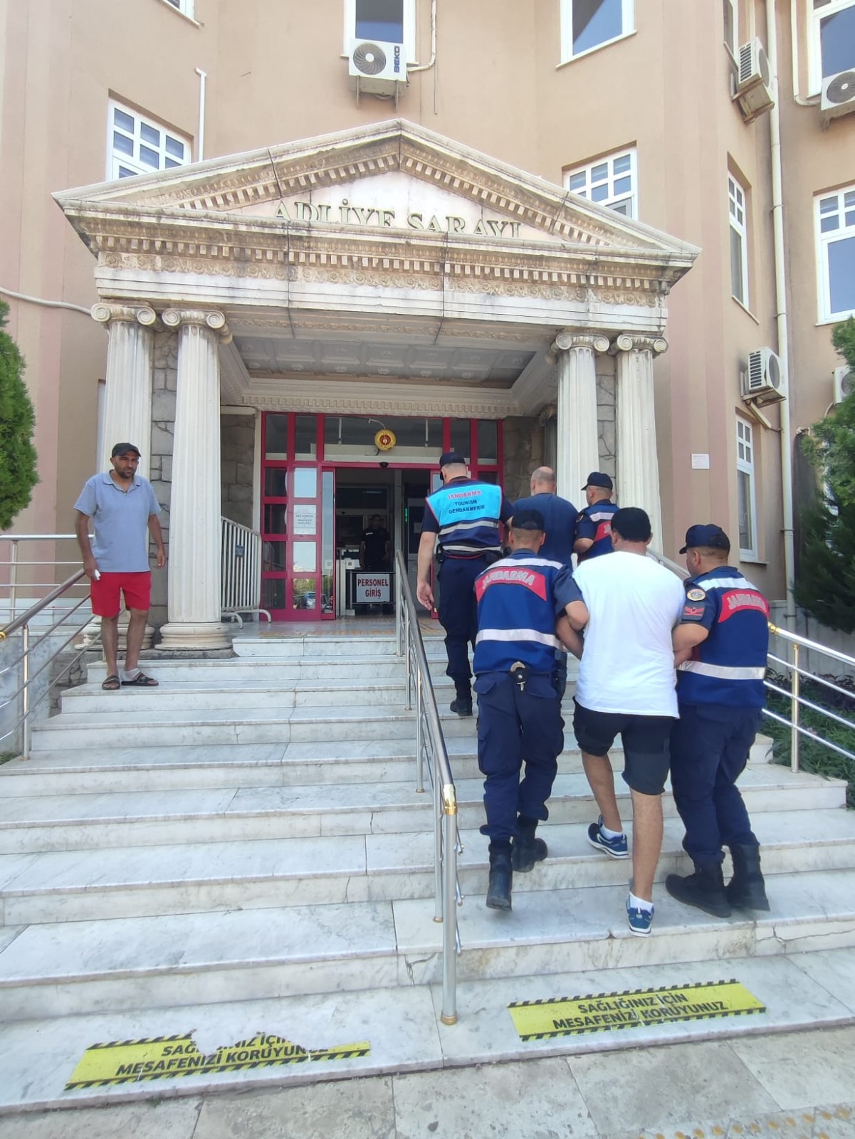 DİDİMDE ÇOK SAYIDA GÖÇMEN KAÇARKEN YAKALANDI