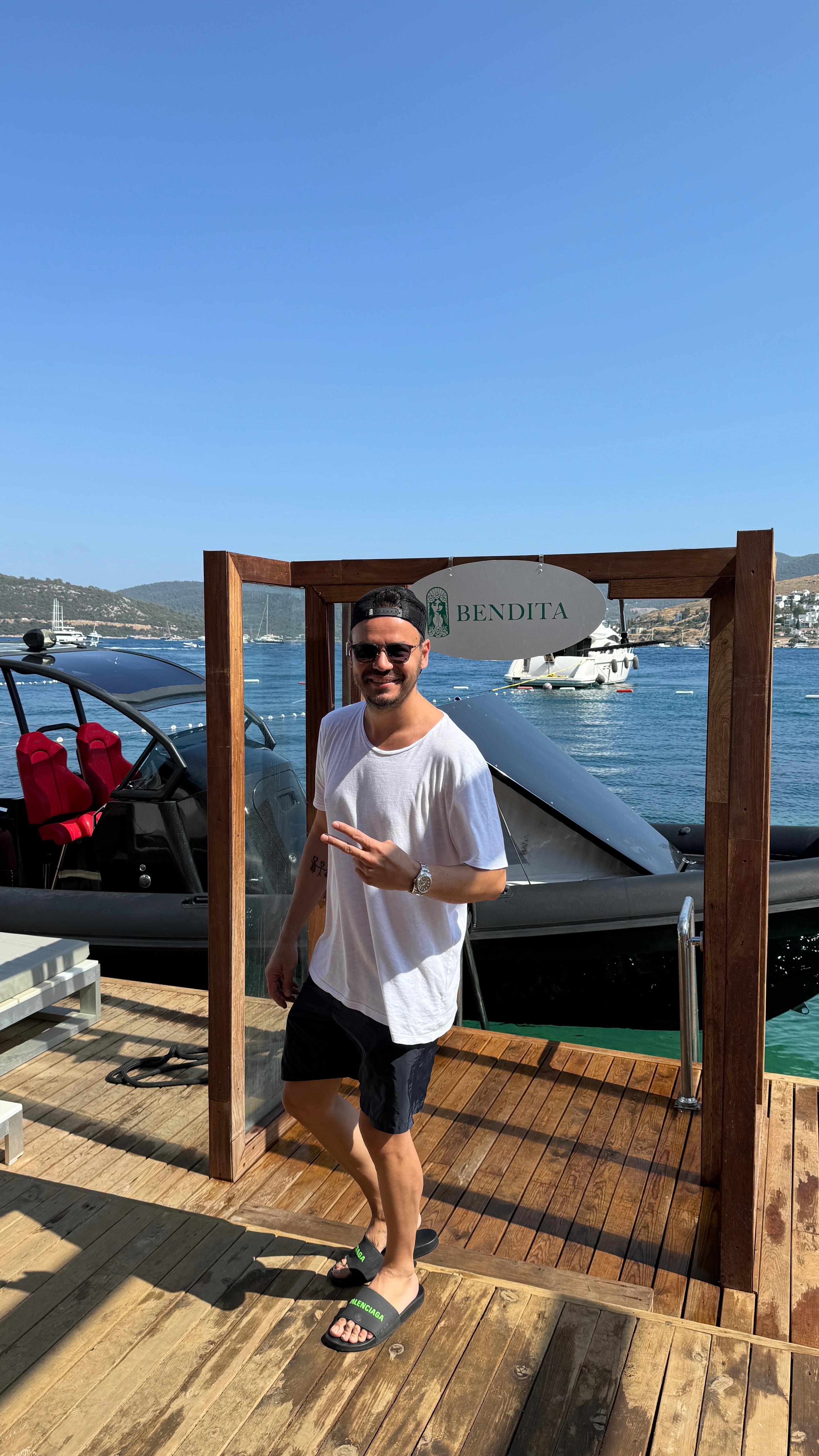 BODRUM TÜRKBÜKÜ’NDE ÜNLÜLER GEÇİDİ