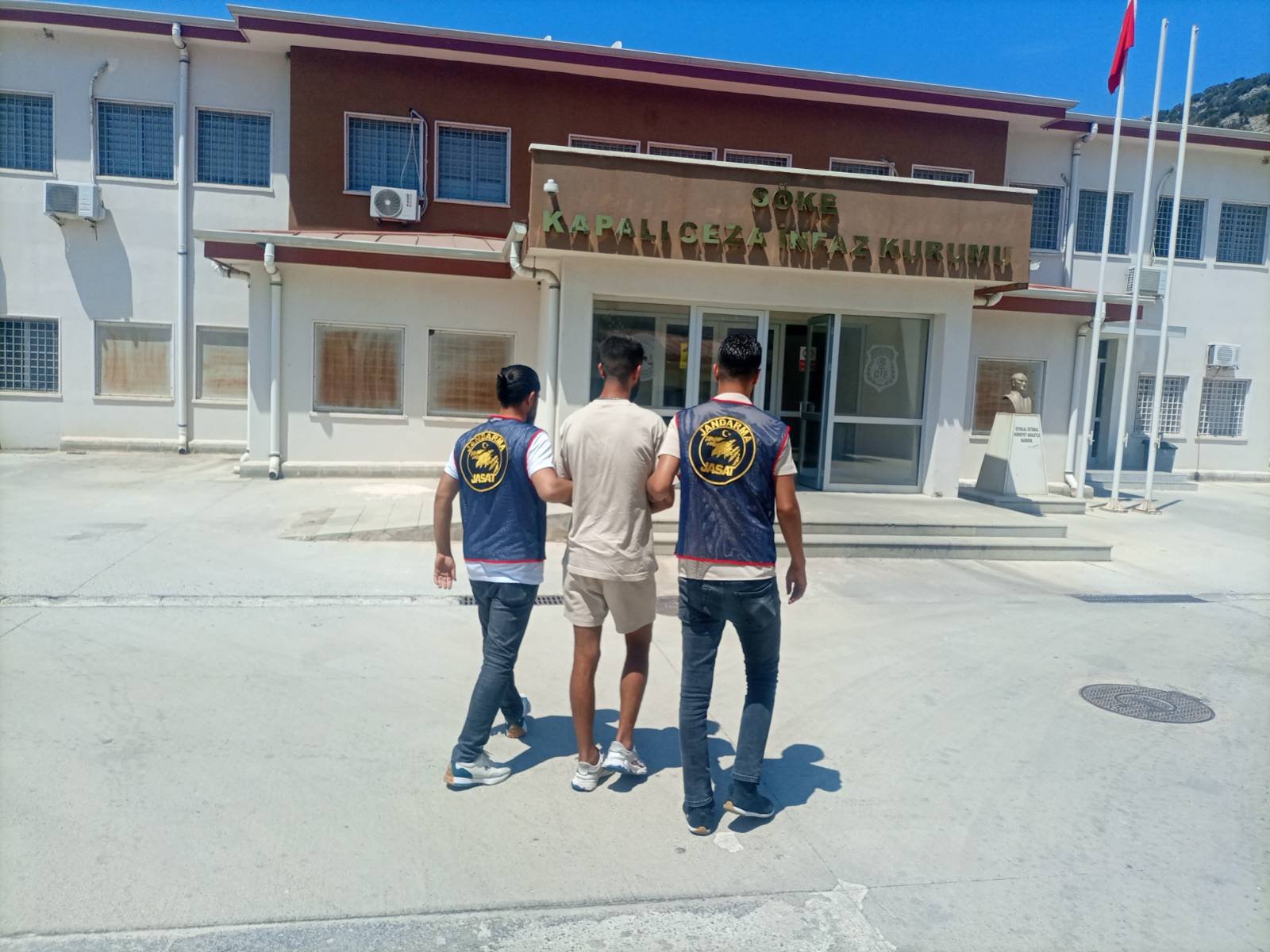 JASAT TİMLERİ ADAM ÖLDÜRME SUÇUNDAN ARANAN ŞAHISLARI YAKALAMAYA DEVAM EDİYOR
