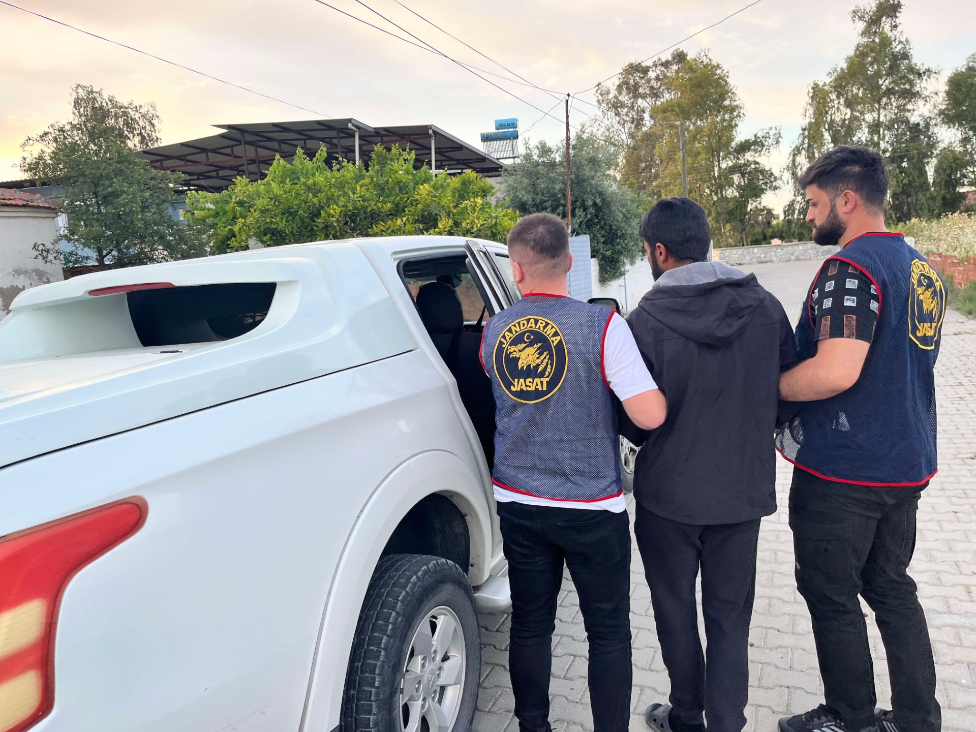 JASAT TİMLERİ ADAM ÖLDÜRME SUÇUNDAN ARANAN ŞAHISLARI YAKALAMAYA DEVAM EDİYOR