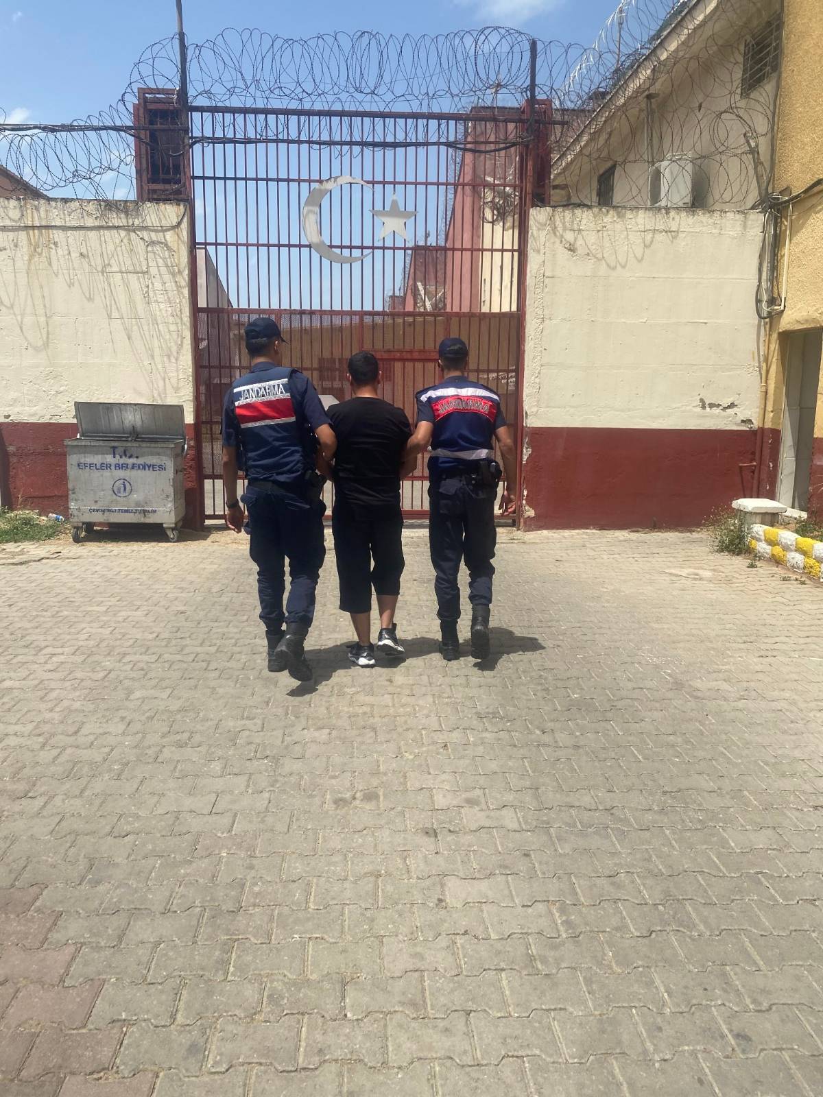 JASAT TİMLERİ ADAM ÖLDÜRME SUÇUNDAN ARANAN ŞAHISLARI YAKALAMAYA DEVAM EDİYOR
