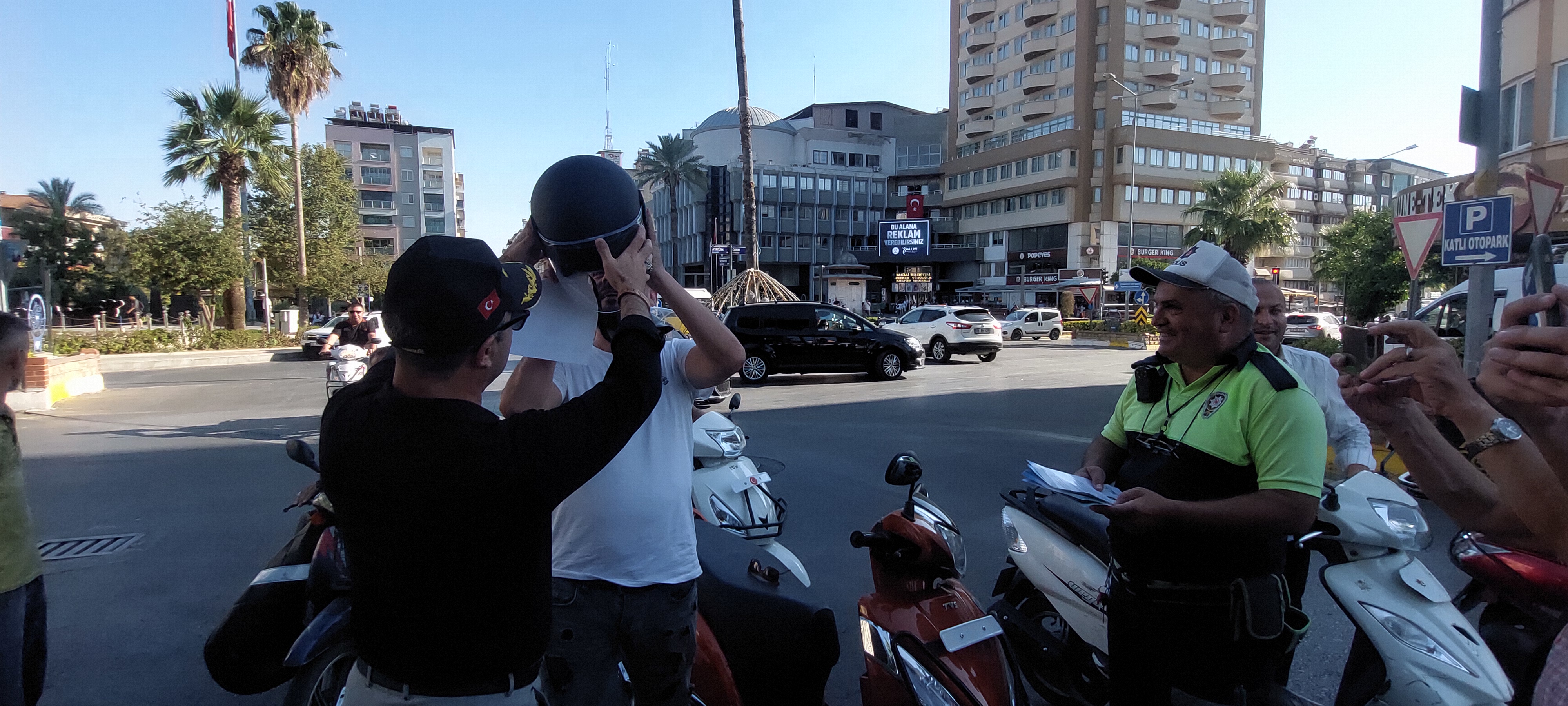 NAZİLLİ'DE KASK TAKMAYANLARA KAS HEDİYESİ