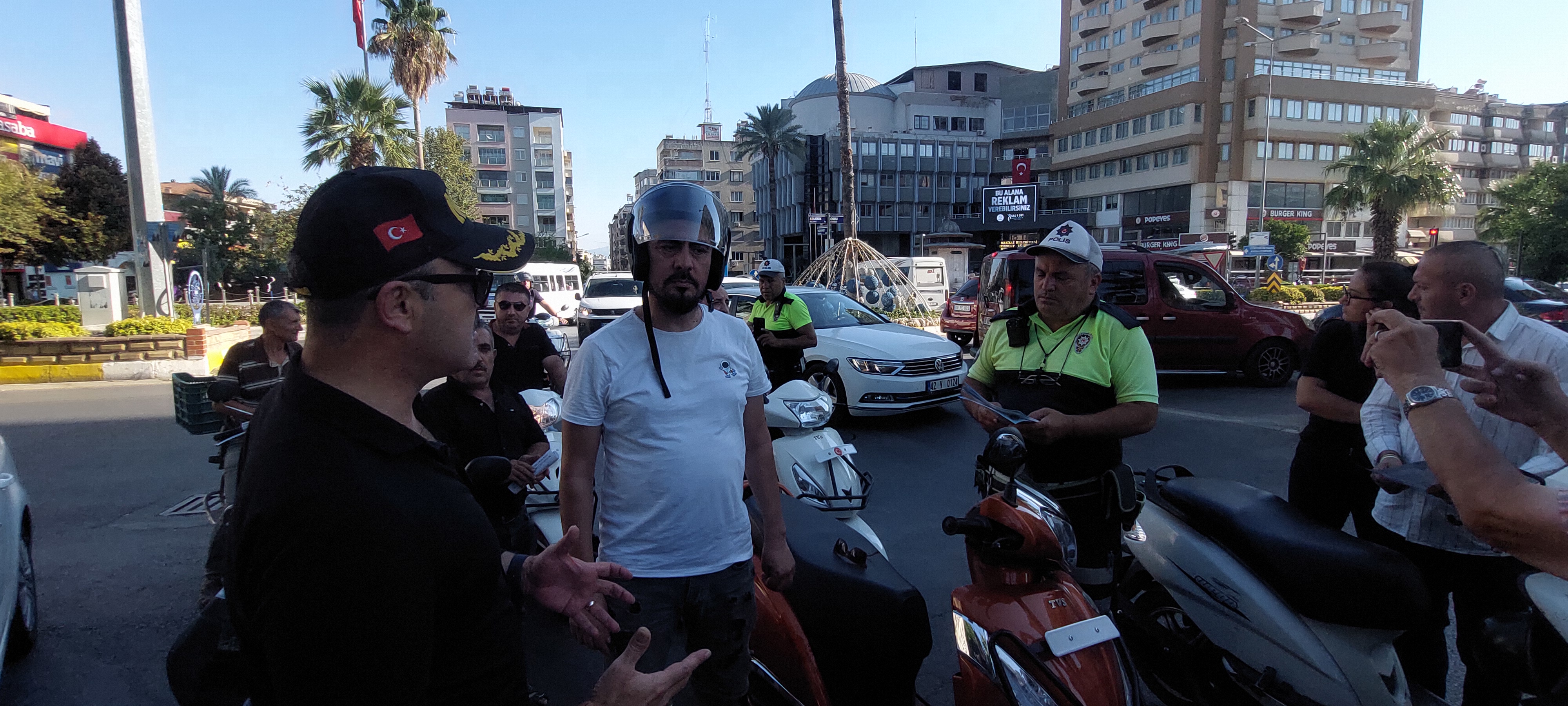 NAZİLLİ'DE KASK TAKMAYANLARA KAS HEDİYESİ