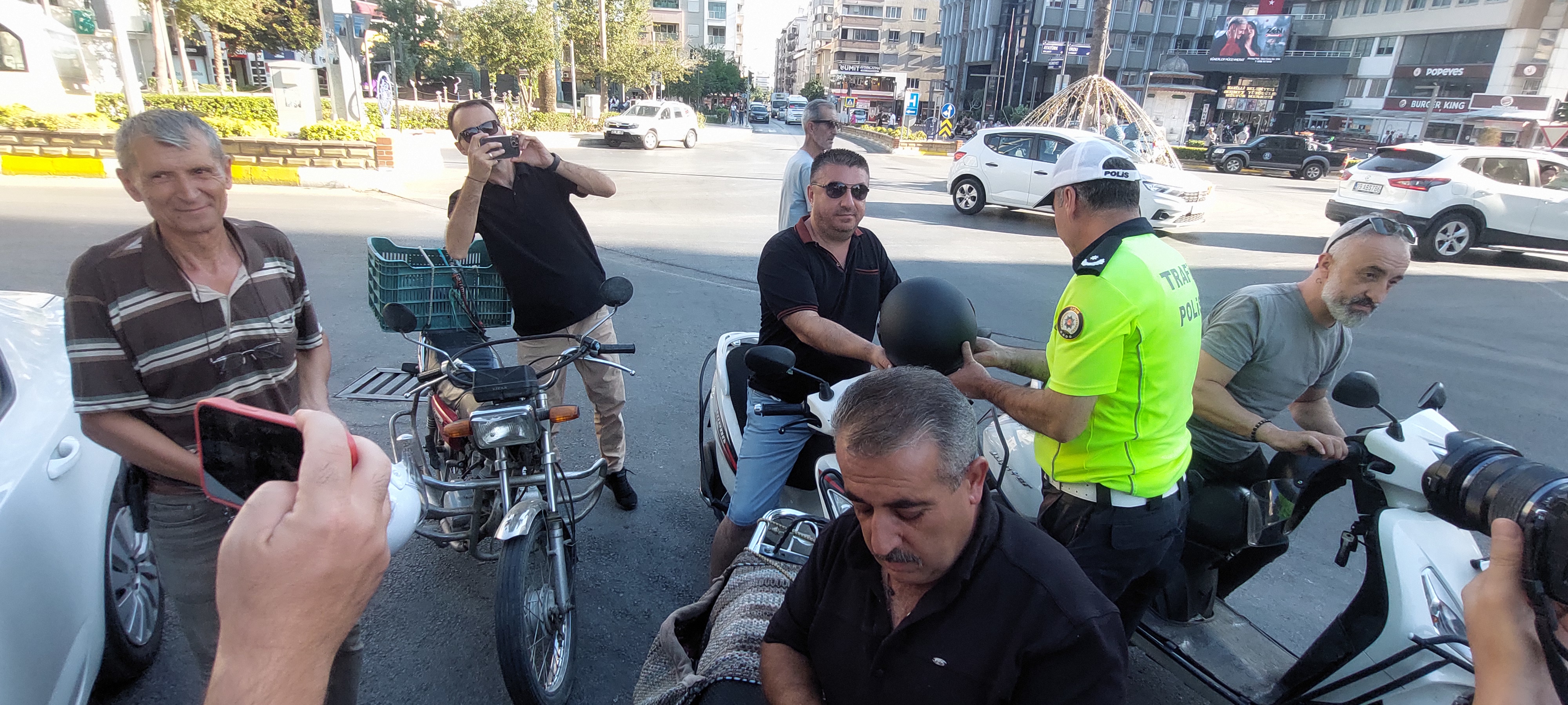 NAZİLLİ'DE KASK TAKMAYANLARA KAS HEDİYESİ
