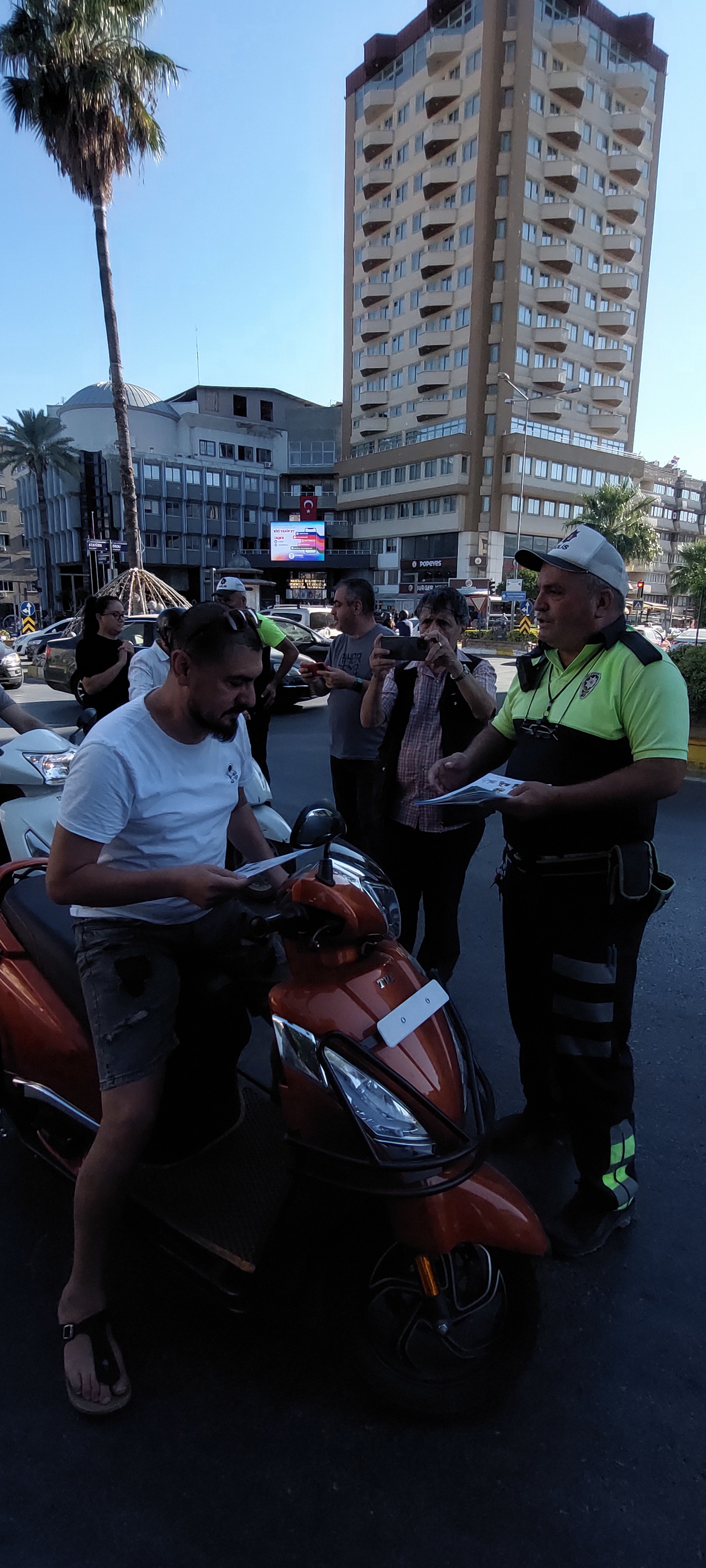 NAZİLLİ'DE KASK TAKMAYANLARA KAS HEDİYESİ