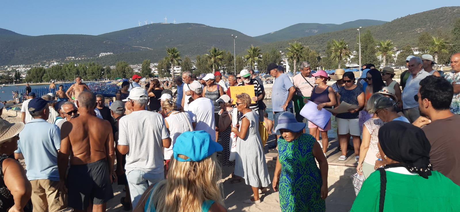 DİDİM'DE DENİZE AKAN FOSEPTİK SUYUNU HALK PTOTESTO ETTİ.