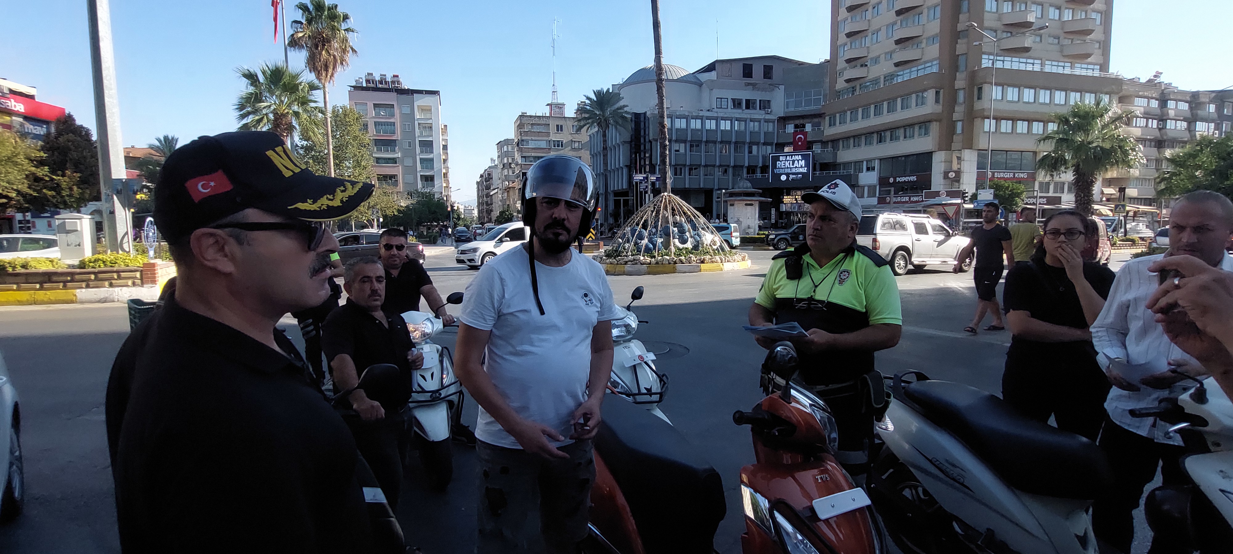 NAZİLLİ'DE KASK TAKMAYANLARA KAS HEDİYESİ