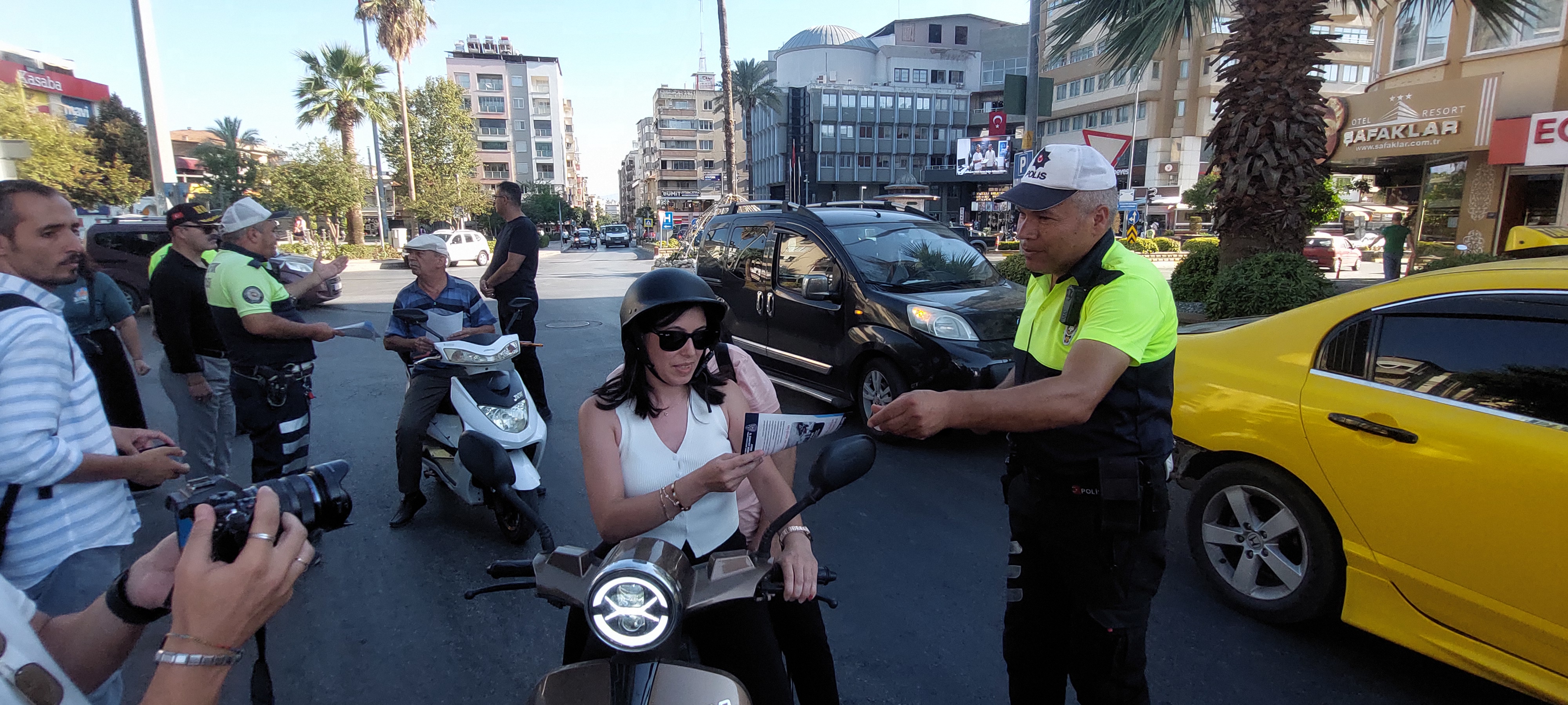NAZİLLİ'DE KASK TAKMAYANLARA KAS HEDİYESİ