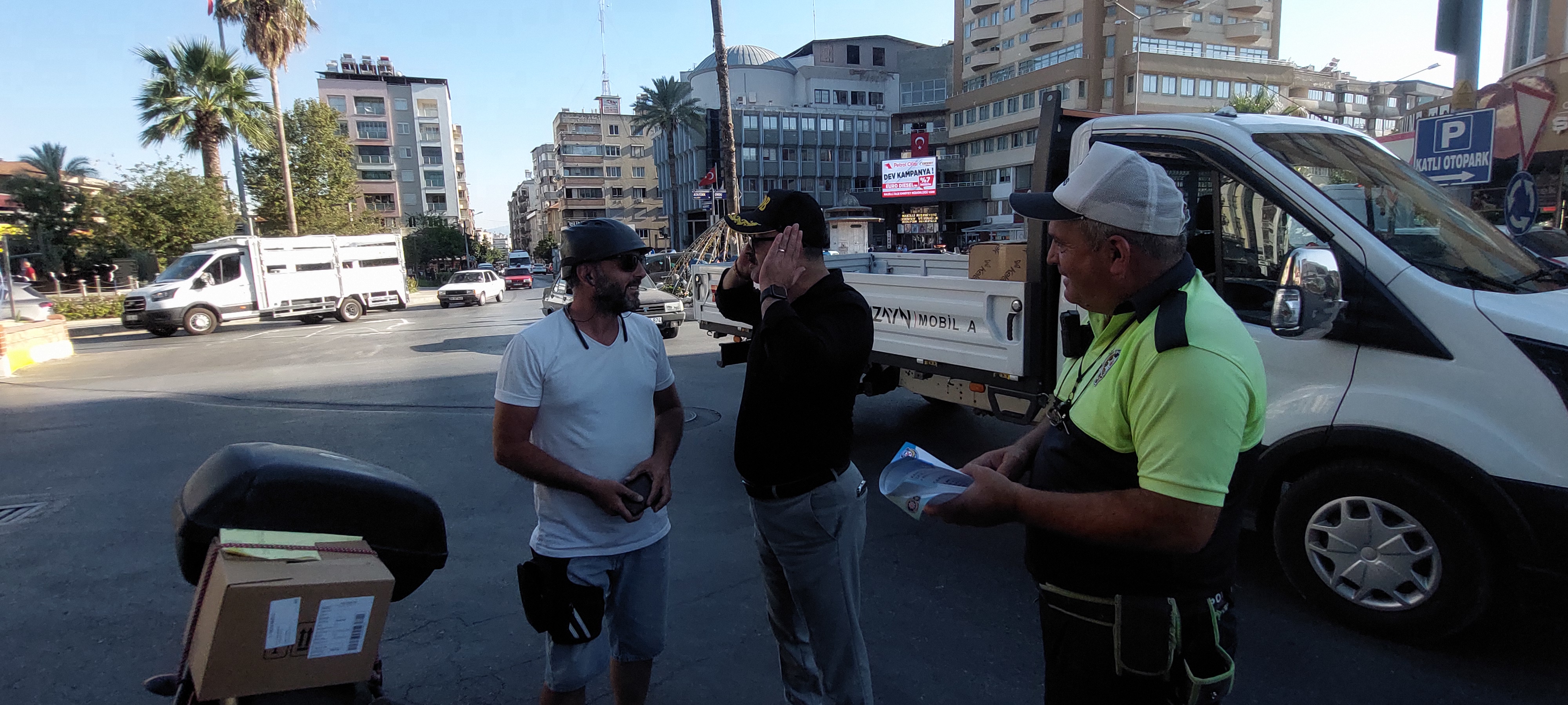 NAZİLLİ'DE KASK TAKMAYANLARA KAS HEDİYESİ