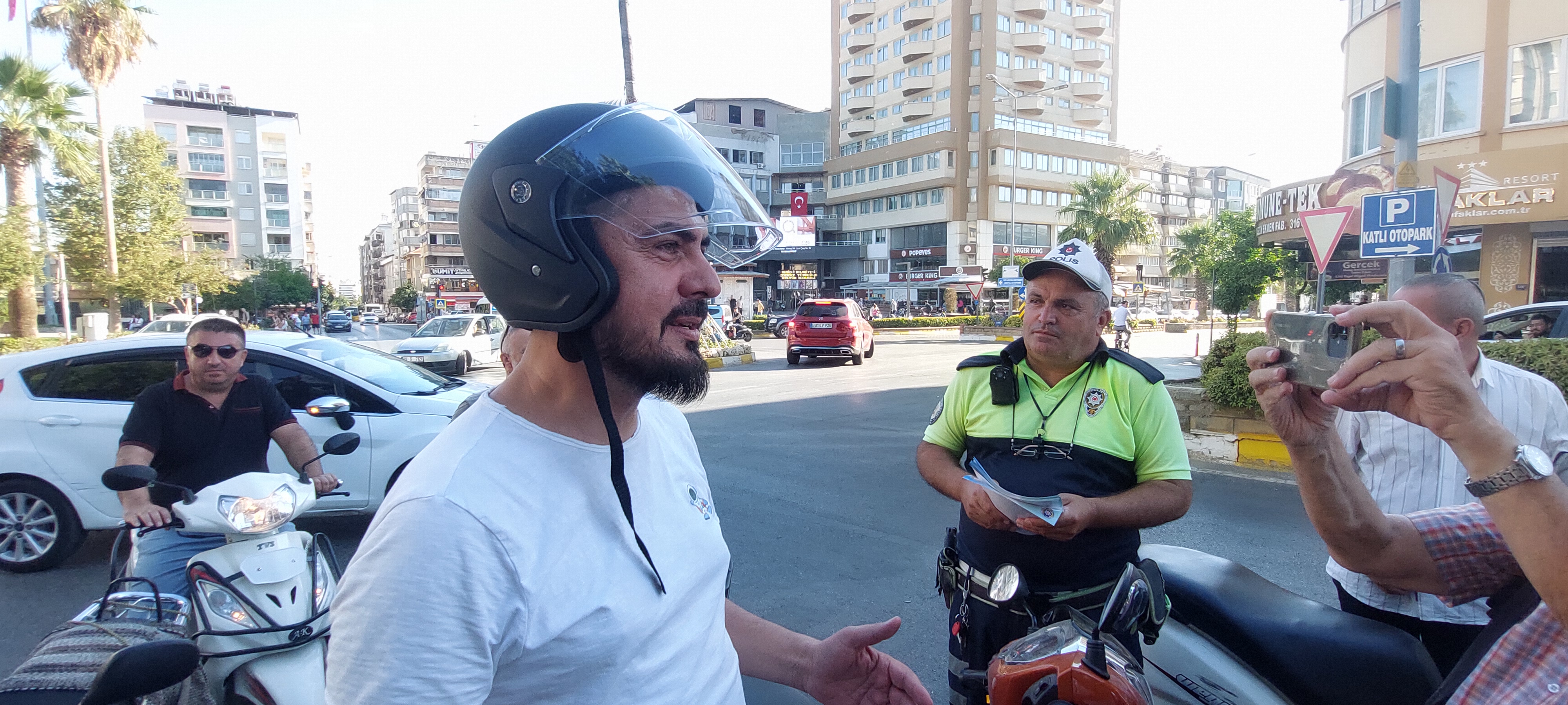 NAZİLLİ'DE KASK TAKMAYANLARA KAS HEDİYESİ