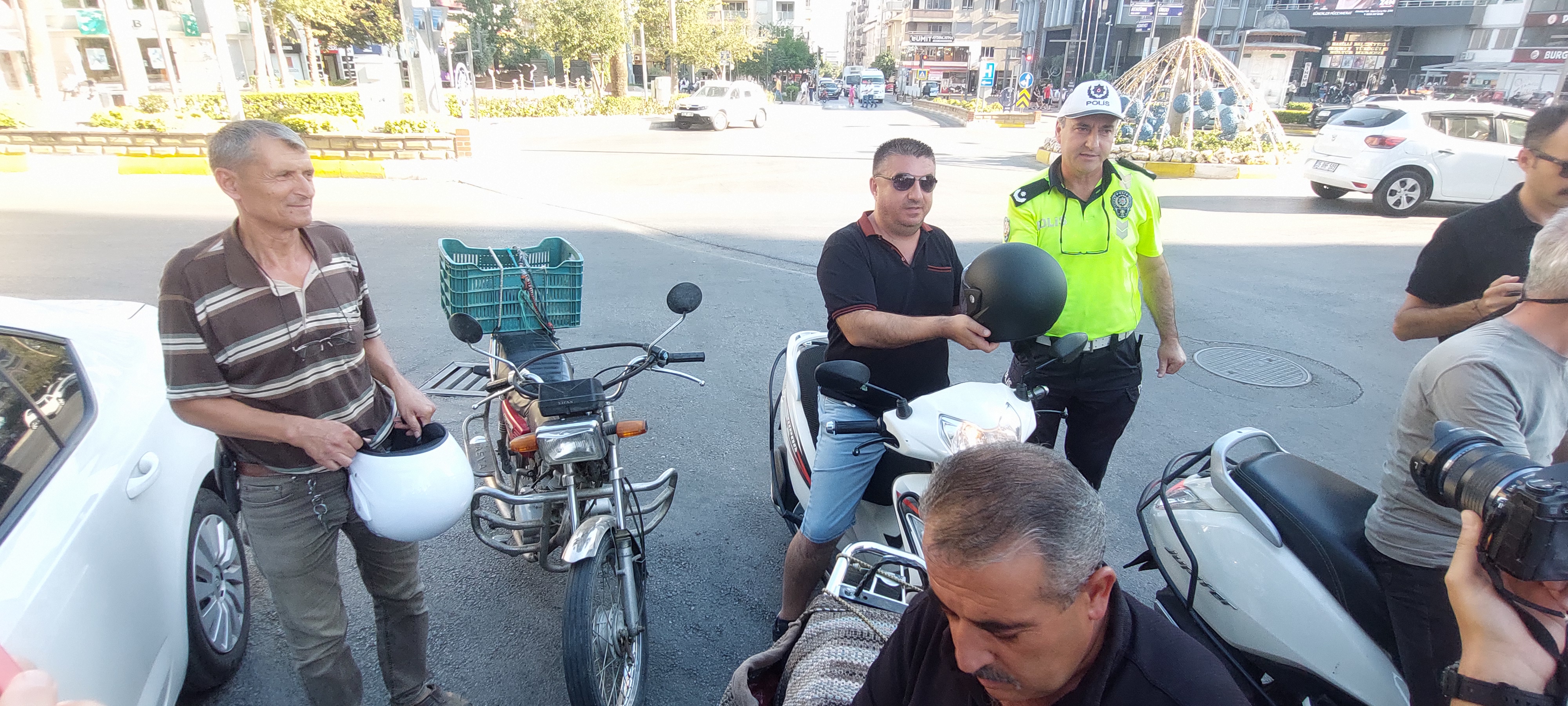 NAZİLLİ'DE KASK TAKMAYANLARA KAS HEDİYESİ