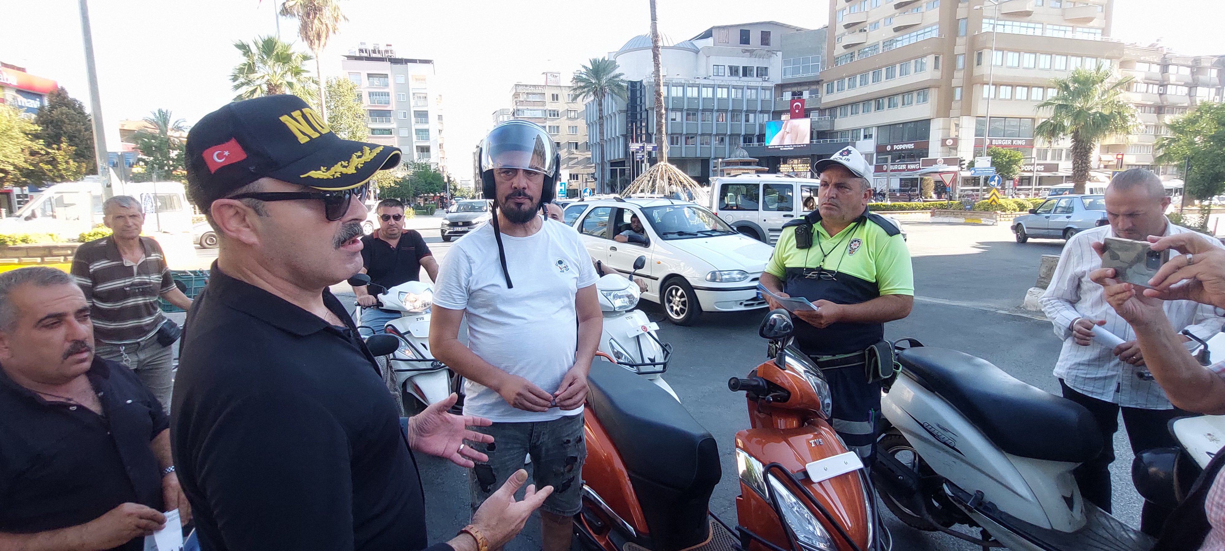 NAZİLLİ'DE KASK TAKMAYANLARA KAS HEDİYESİ