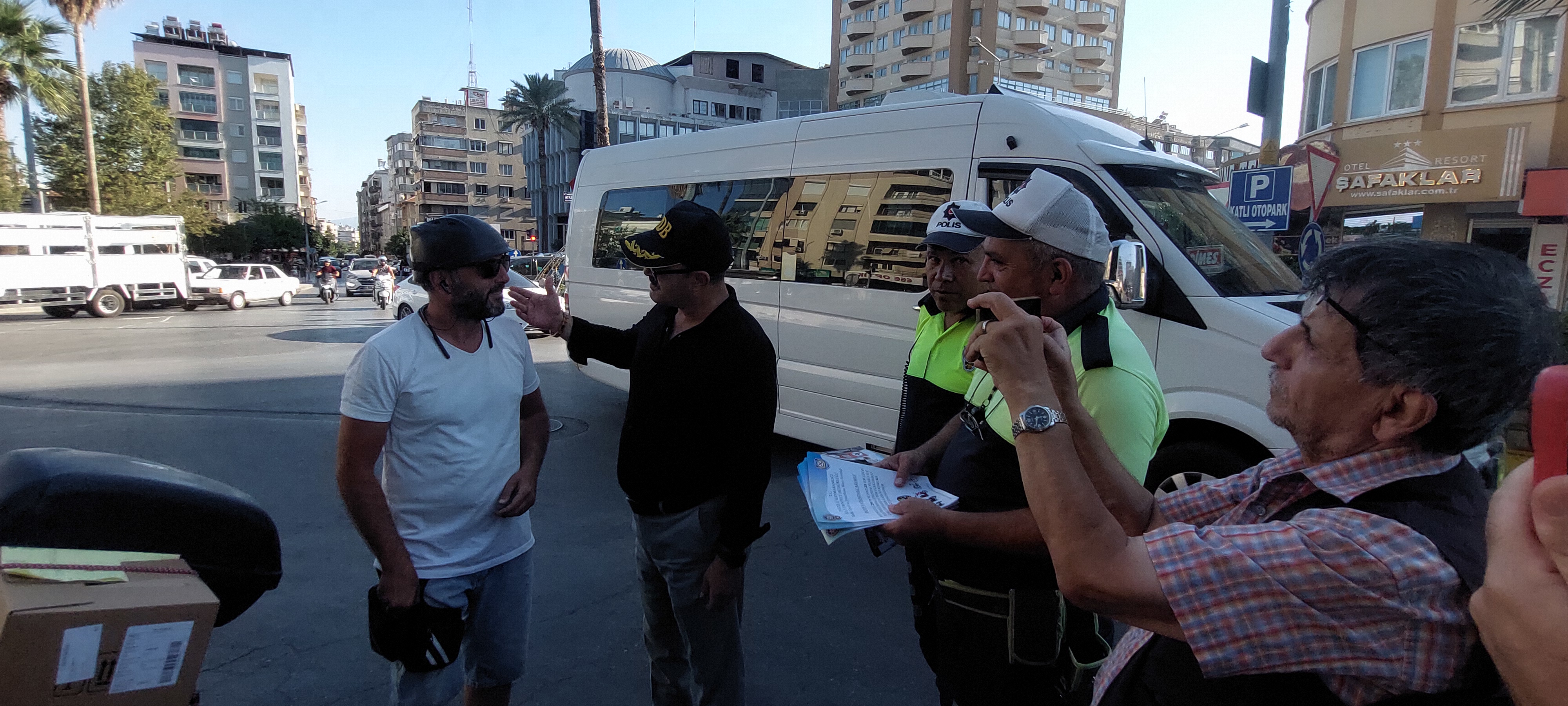 NAZİLLİ'DE KASK TAKMAYANLARA KAS HEDİYESİ