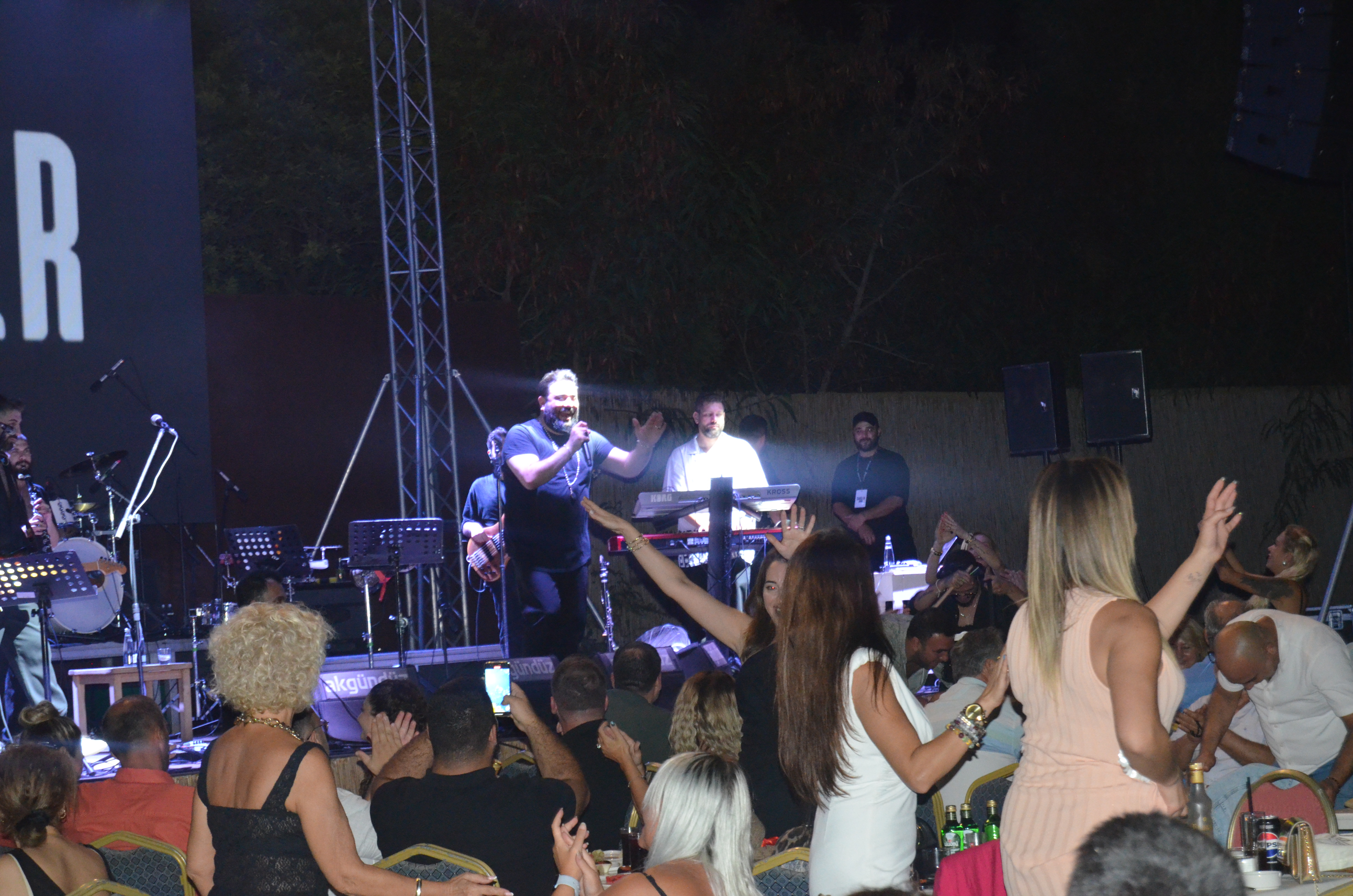 Sakiler Kuşadası’nda Nazilli’lilere unutulmaz bir gece yaşattı