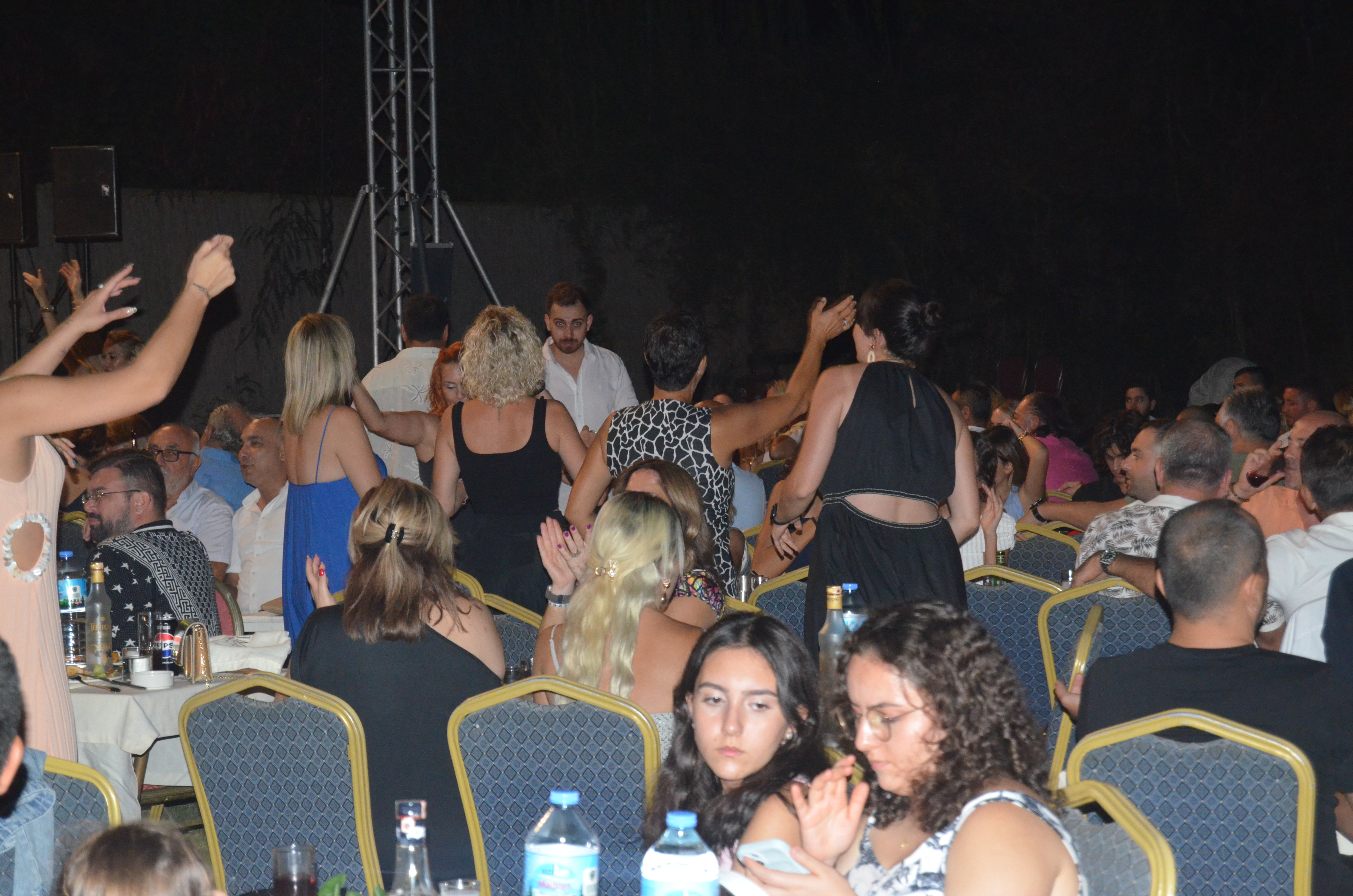 Sakiler Kuşadası’nda Nazilli’lilere unutulmaz bir gece yaşattı