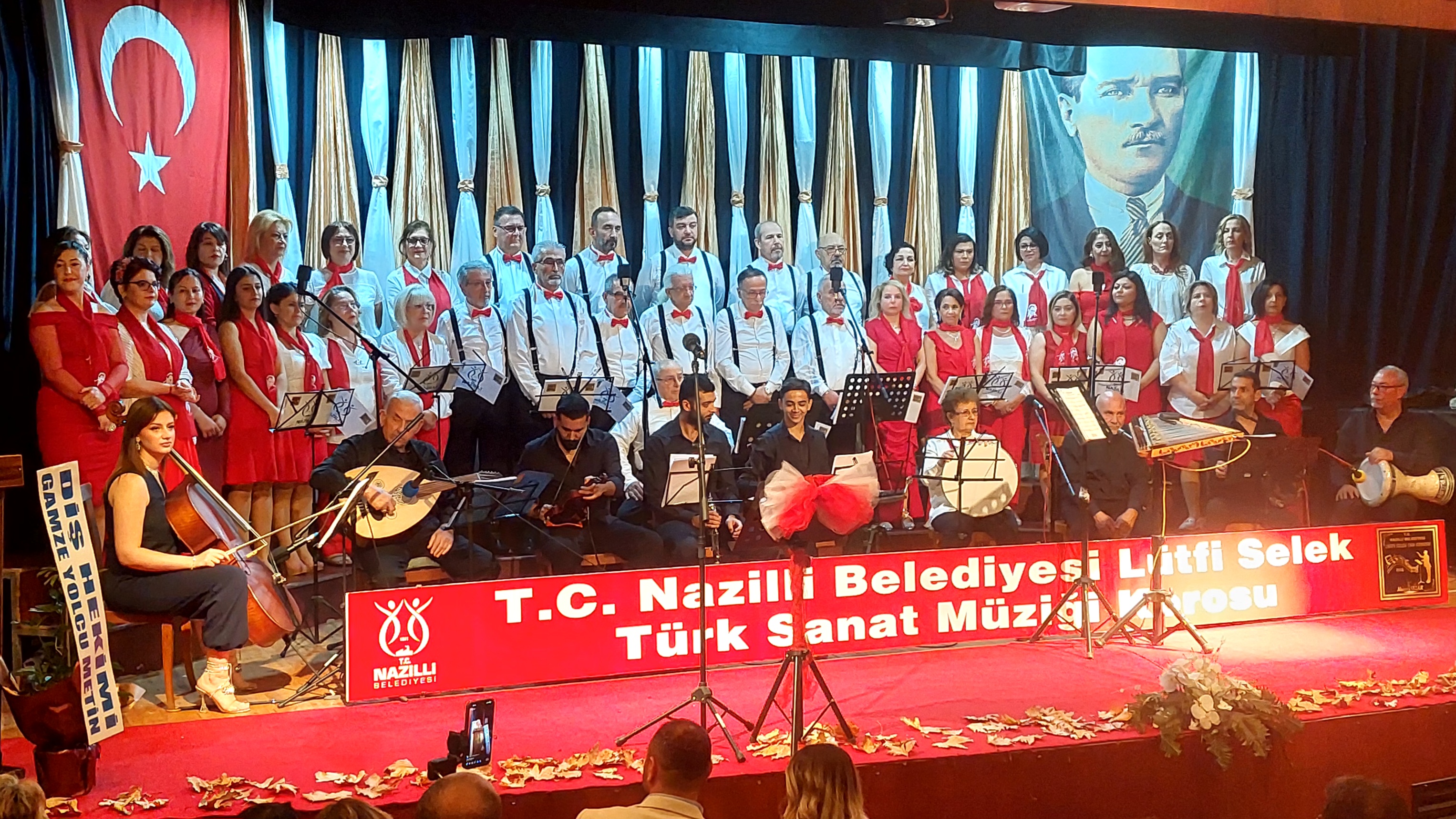 NAZİLLİ BELEDİYESİ TSM KOROSUNDAN CUMHURİYET KONSERİ