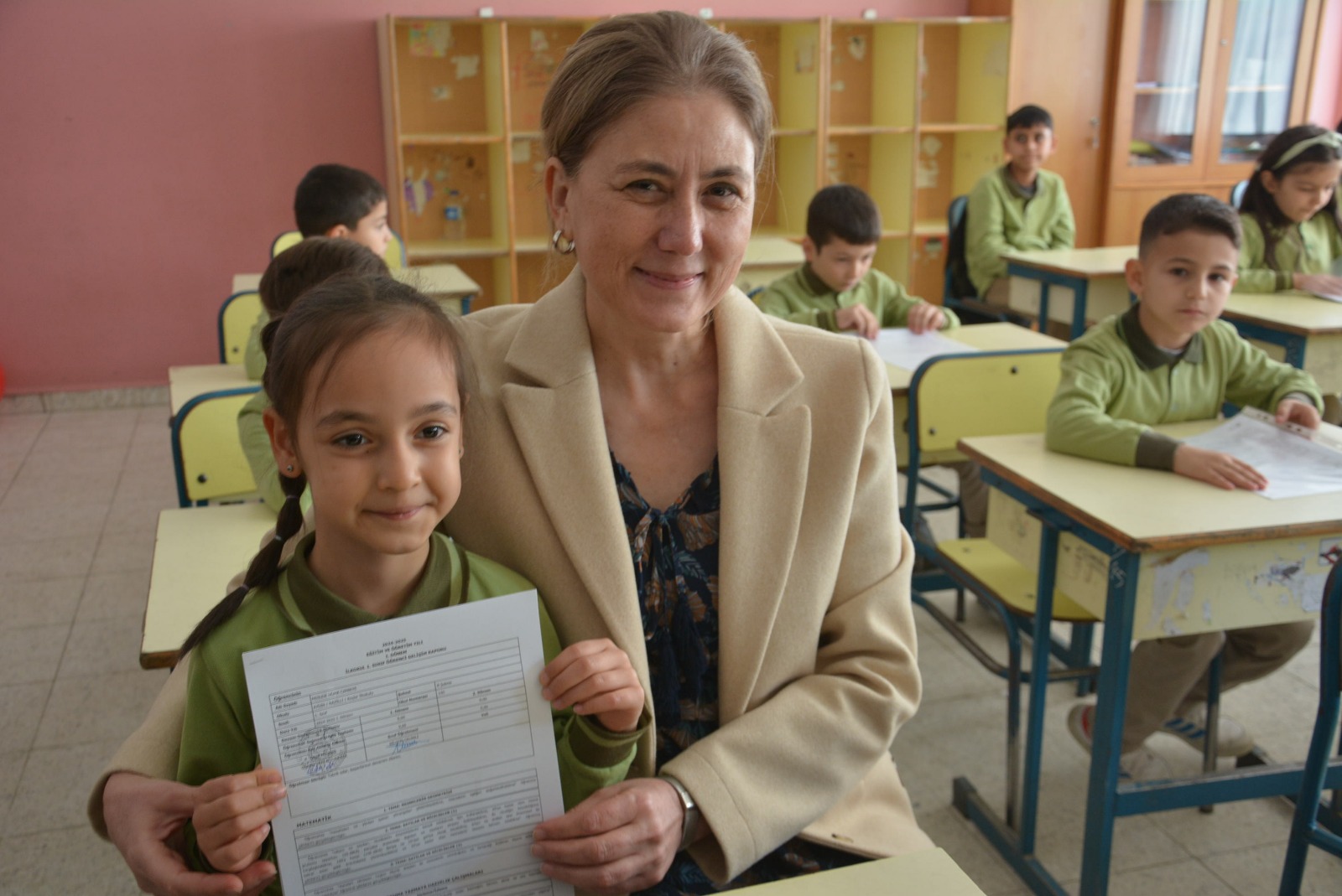 ÇOCUKLARIN KARNE SEVİNCİ