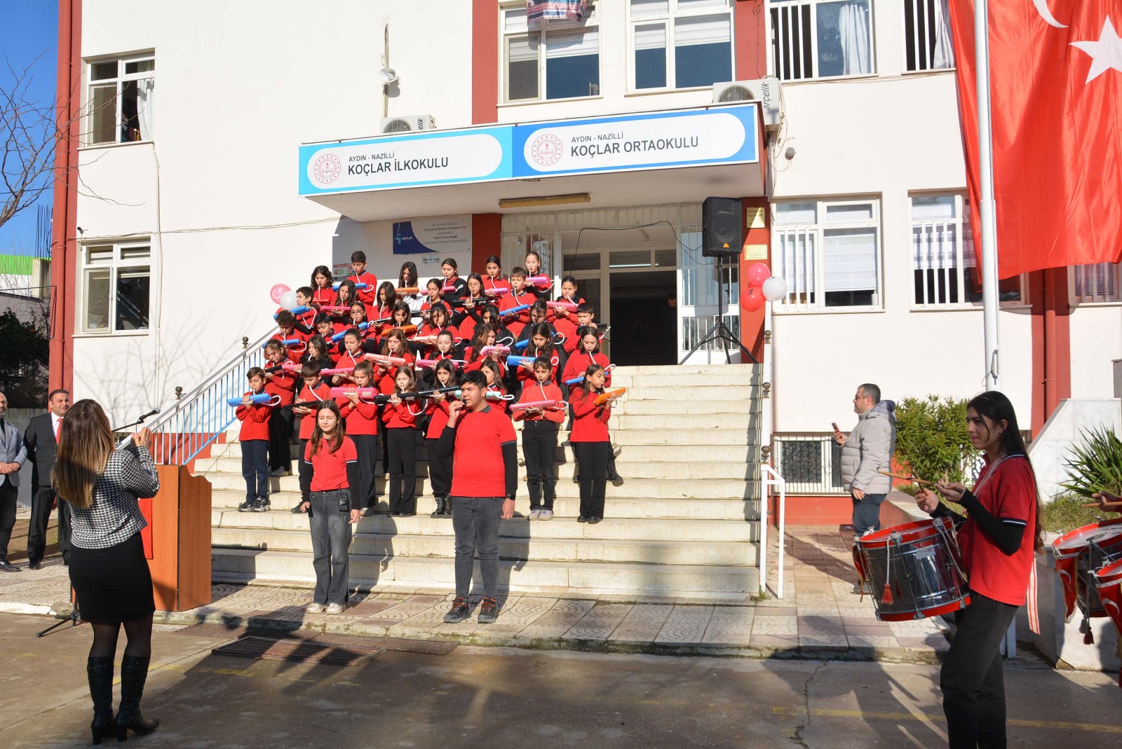 ÇOCUKLARIN KARNE SEVİNCİ