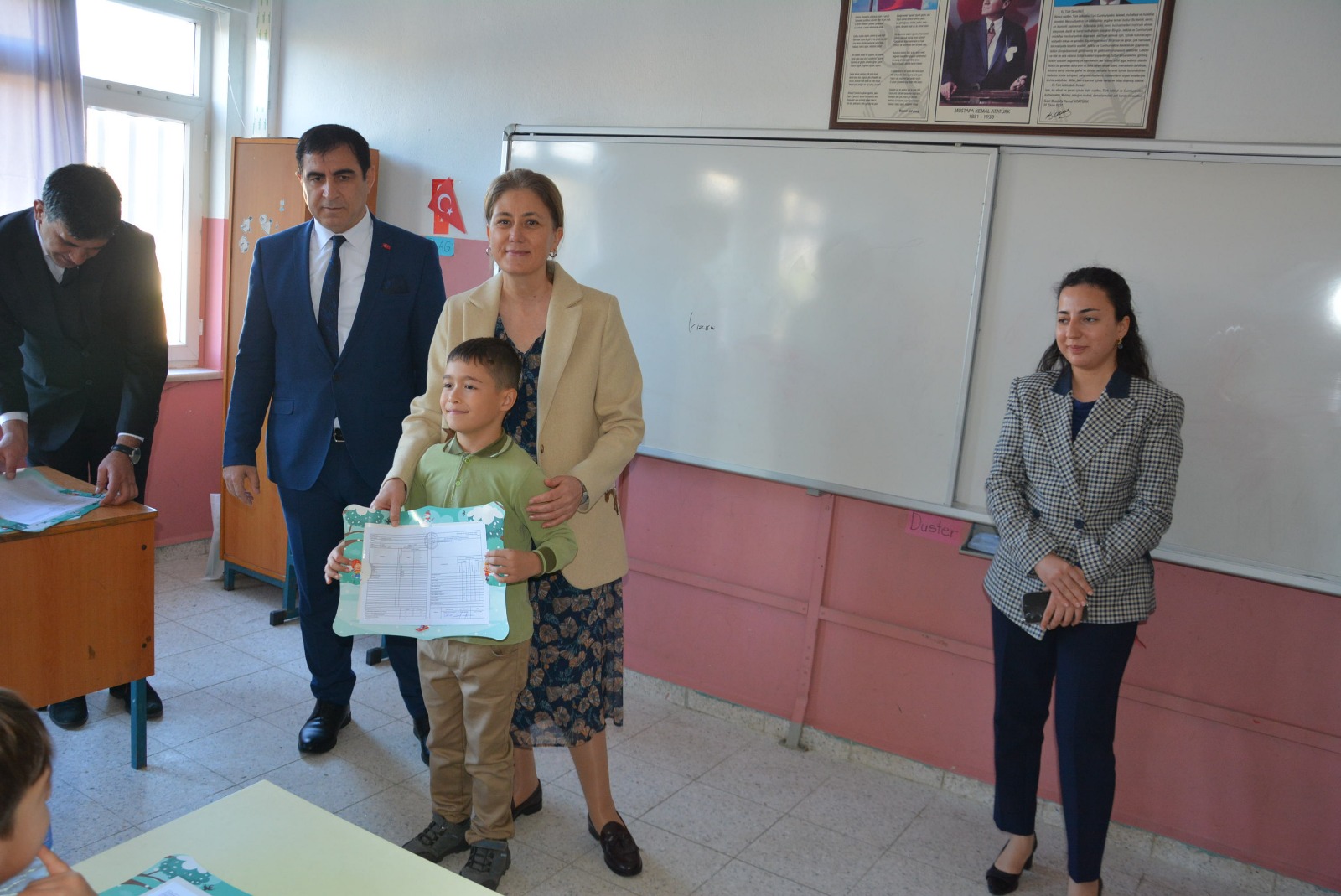 ÇOCUKLARIN KARNE SEVİNCİ