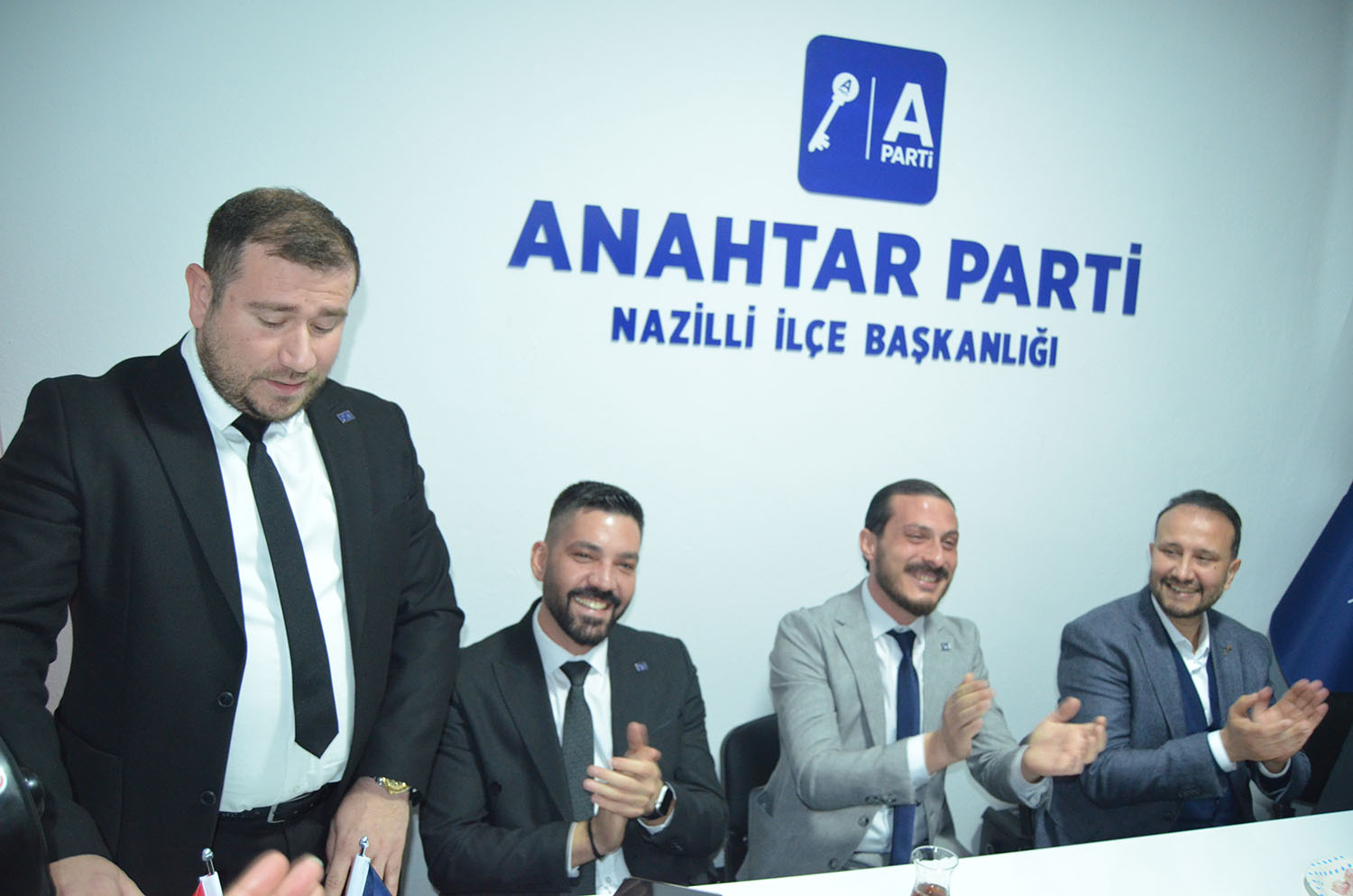 Anahtar Parti kapılarını açtı, Parti binası doldu taştı