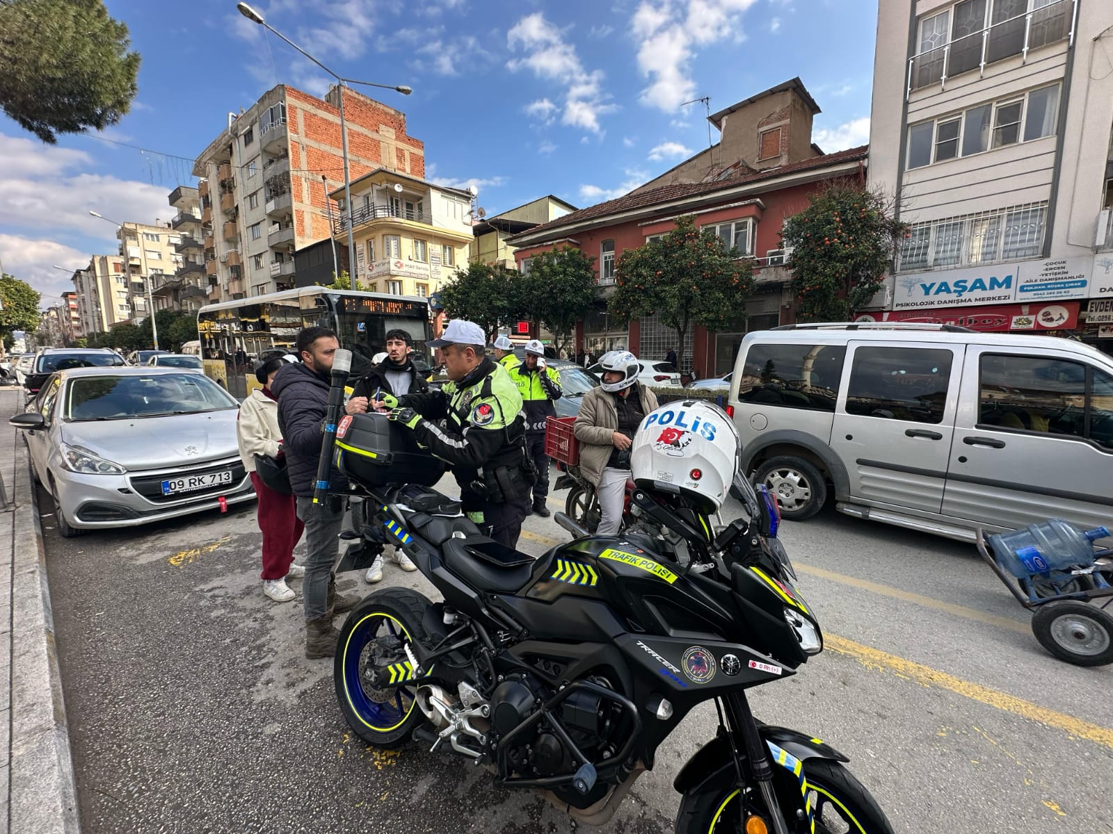 MOTOSİKLET SÜRÜCÜLERİ KAÇACAK YER ARADI