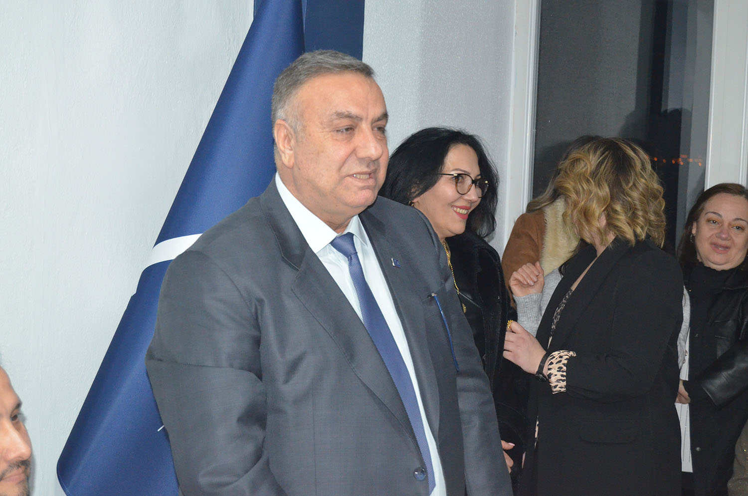 Anahtar Parti kapılarını açtı, Parti binası doldu taştı