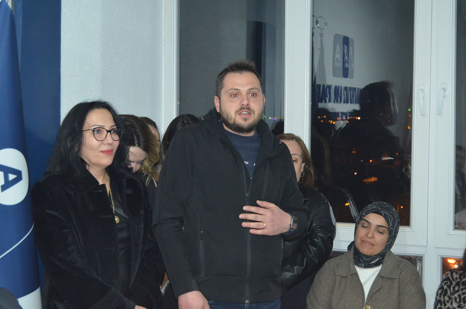 Anahtar Parti kapılarını açtı, Parti binası doldu taştı