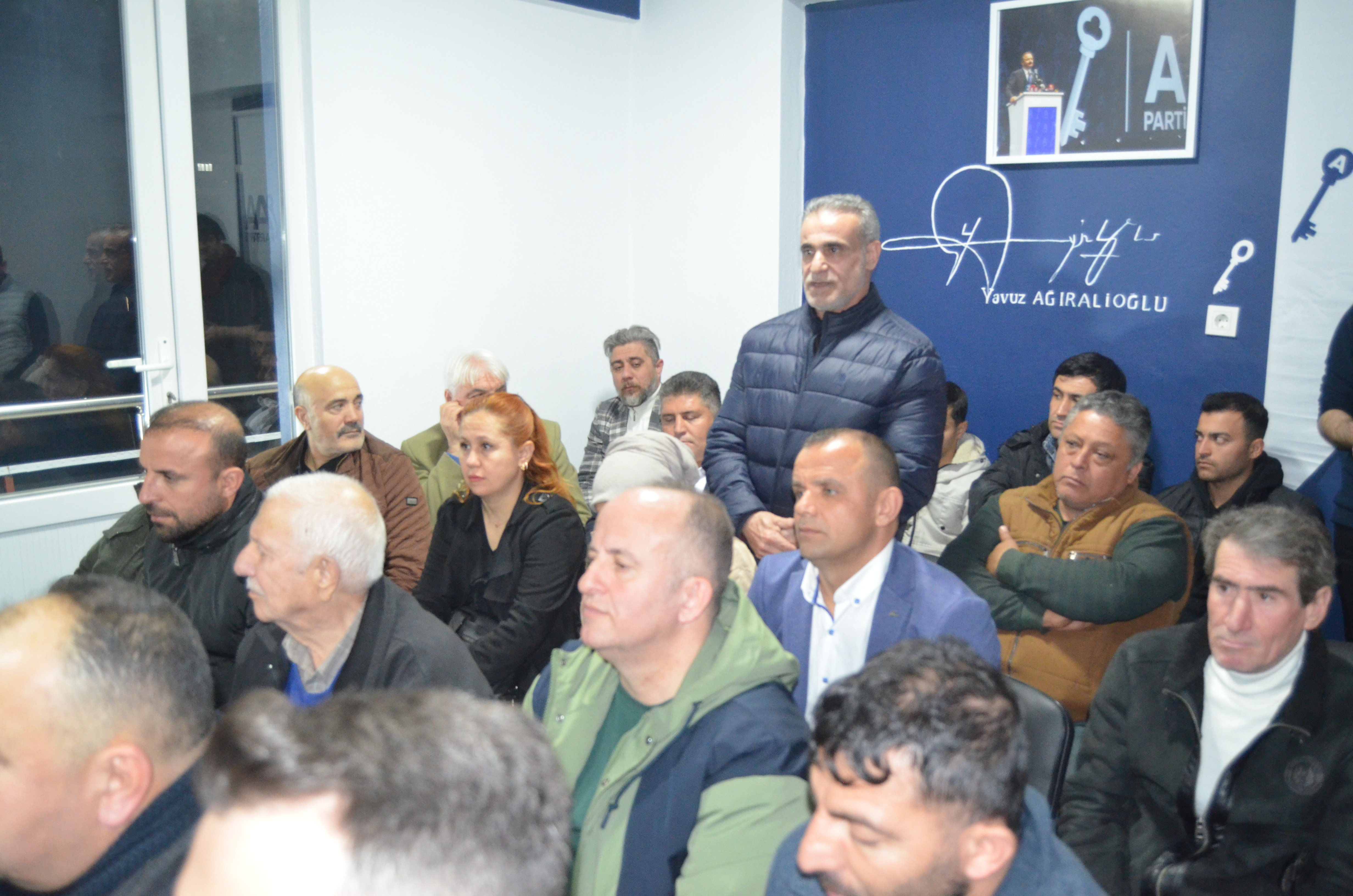 Anahtar Parti kapılarını açtı, Parti binası doldu taştı