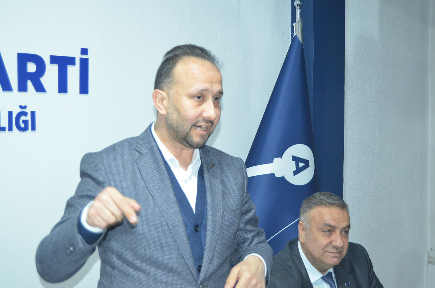Anahtar Parti kapılarını açtı, Parti binası doldu taştı