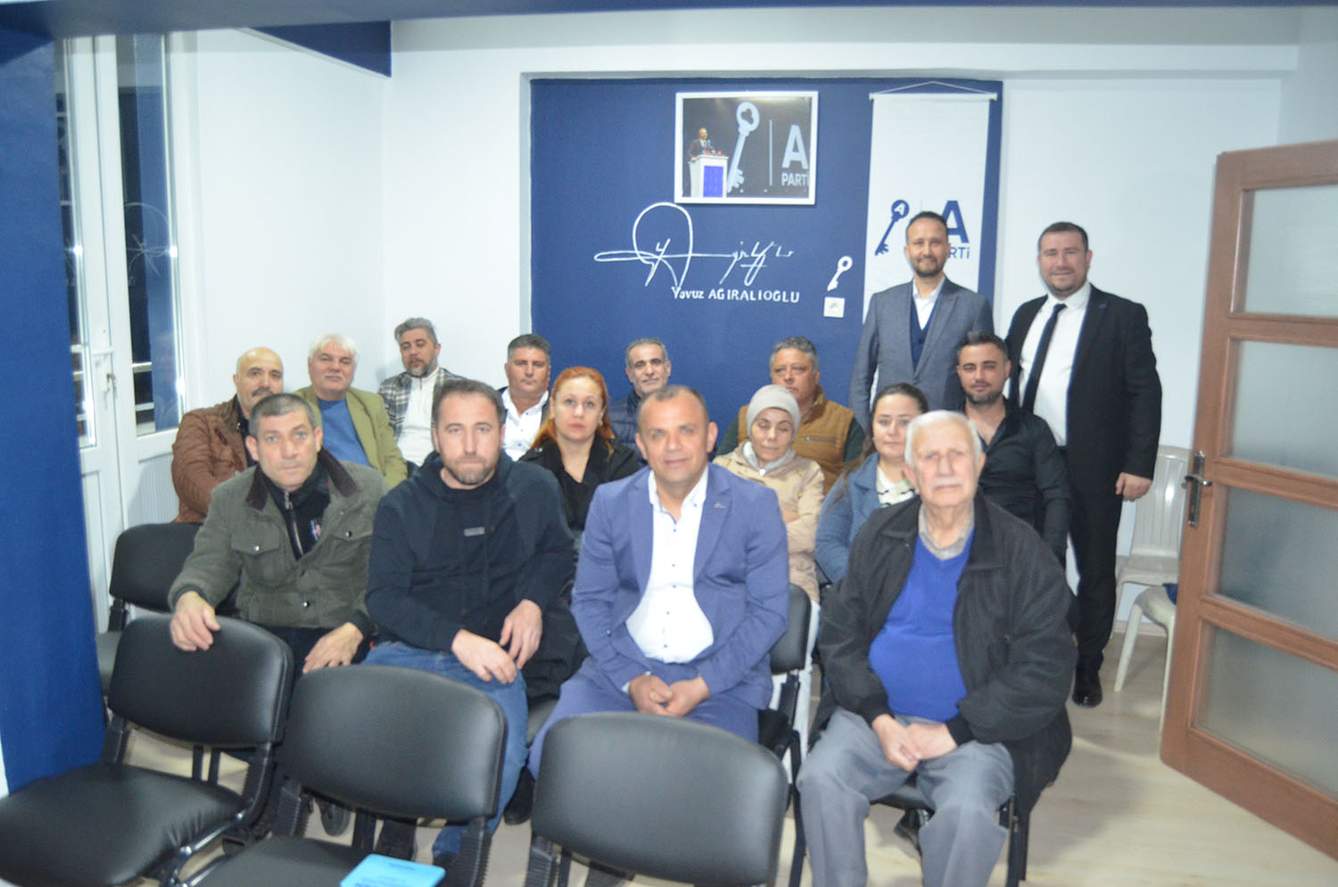 Anahtar Parti kapılarını açtı, Parti binası doldu taştı