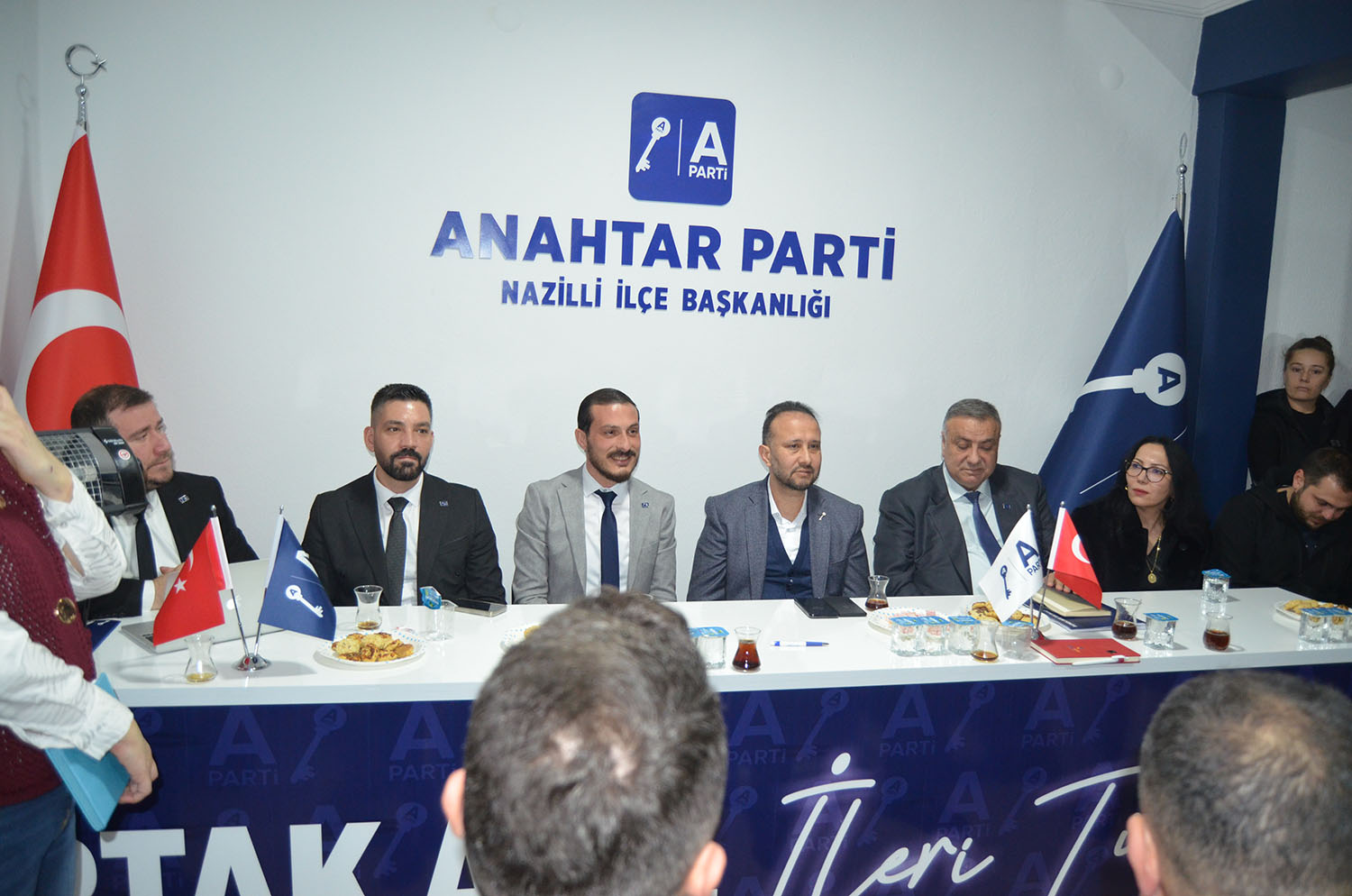 Anahtar Parti kapılarını açtı, Parti binası doldu taştı