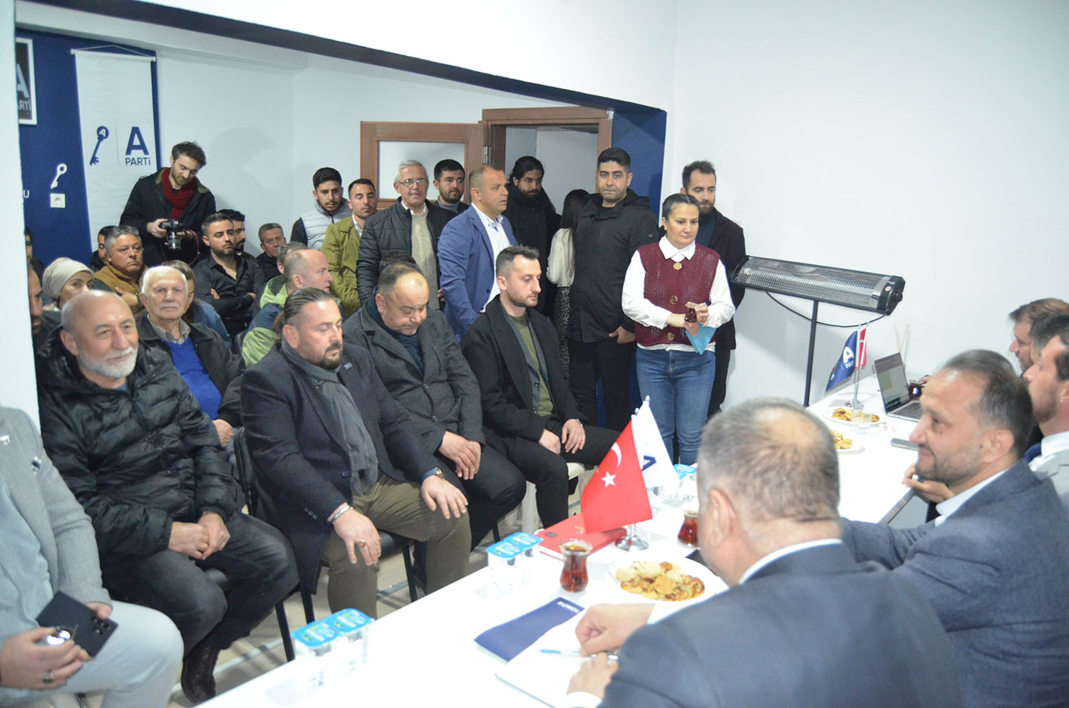 Anahtar Parti kapılarını açtı, Parti binası doldu taştı
