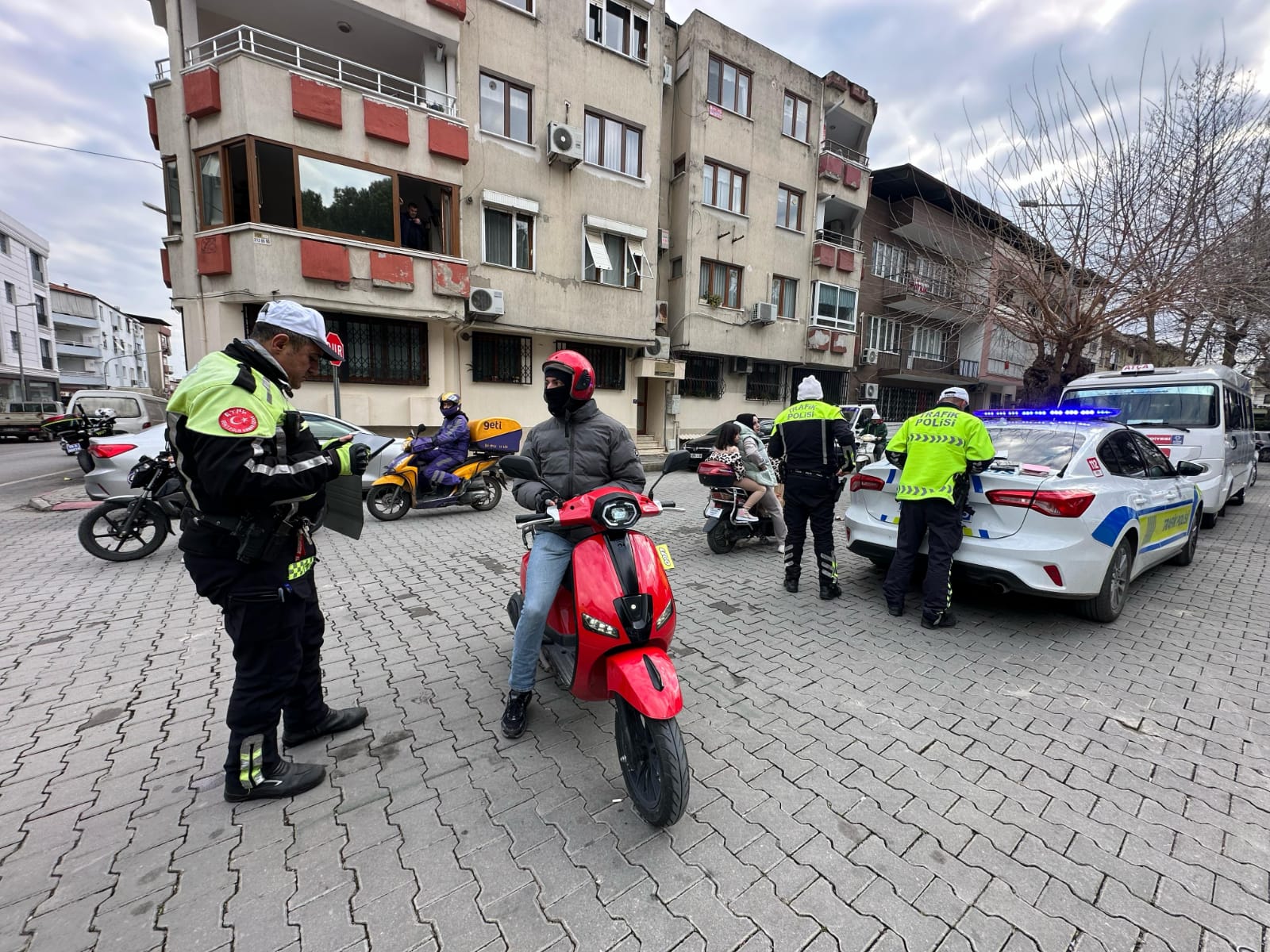MOTOSİKLET SÜRÜCÜLERİ KAÇACAK YER ARADI