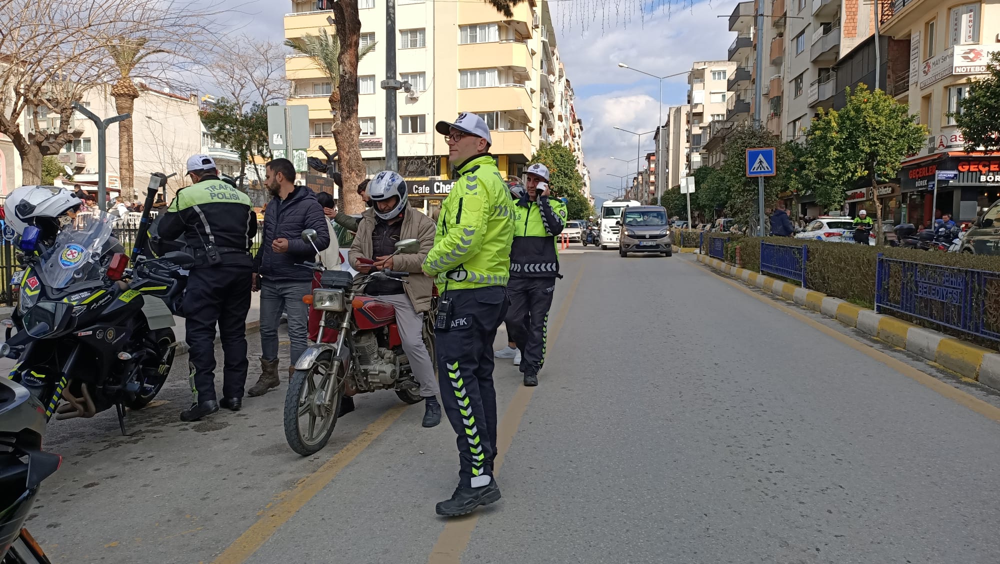 MOTOSİKLET SÜRÜCÜLERİ KAÇACAK YER ARADI