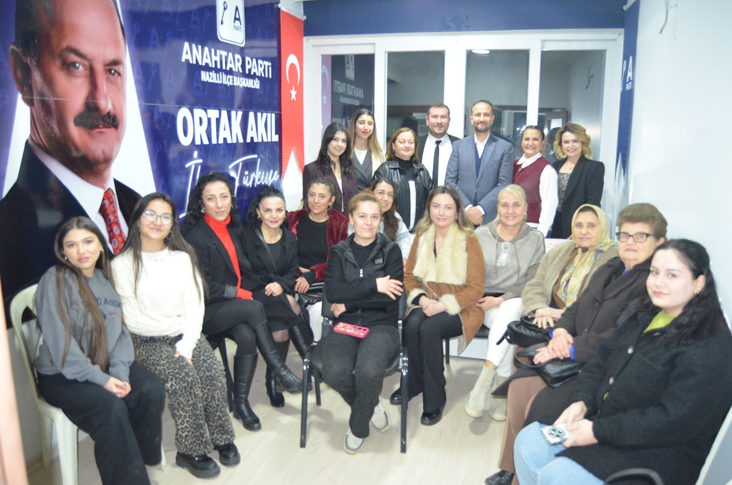 Anahtar Parti kapılarını açtı, Parti binası doldu taştı