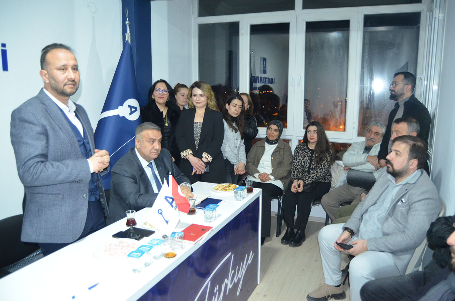 Anahtar Parti kapılarını açtı, Parti binası doldu taştı