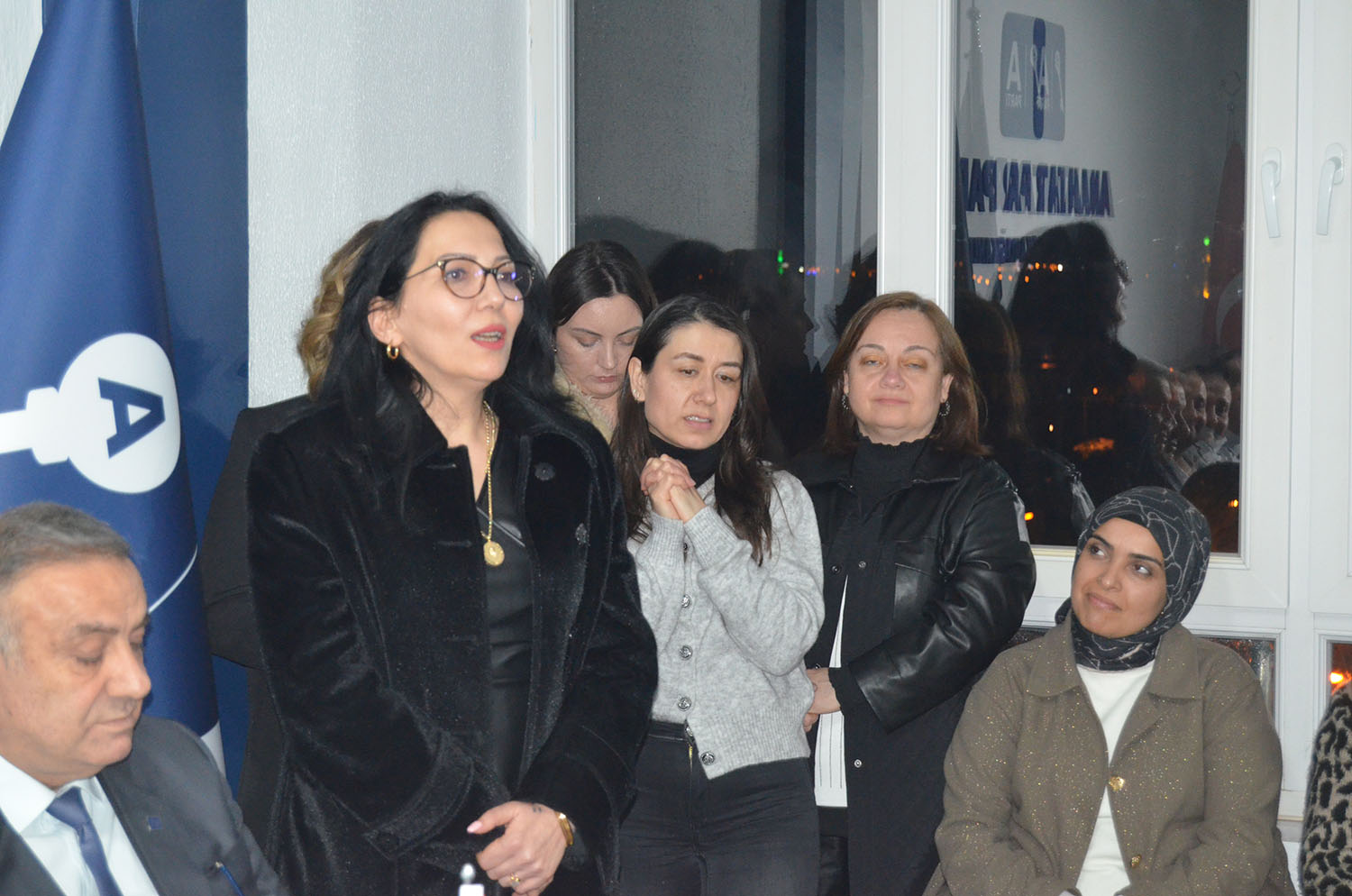 Anahtar Parti kapılarını açtı, Parti binası doldu taştı