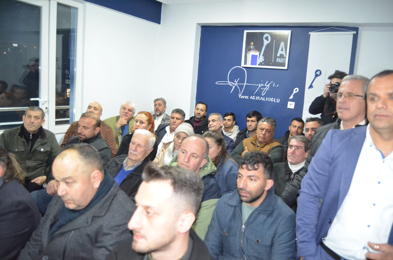 Anahtar Parti kapılarını açtı, Parti binası doldu taştı