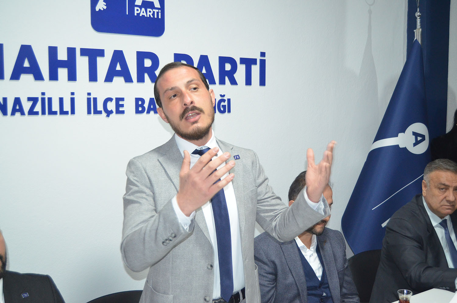 Anahtar Parti kapılarını açtı, Parti binası doldu taştı