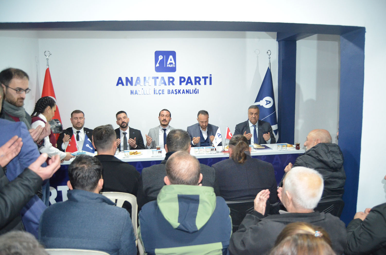 Anahtar Parti kapılarını açtı, Parti binası doldu taştı