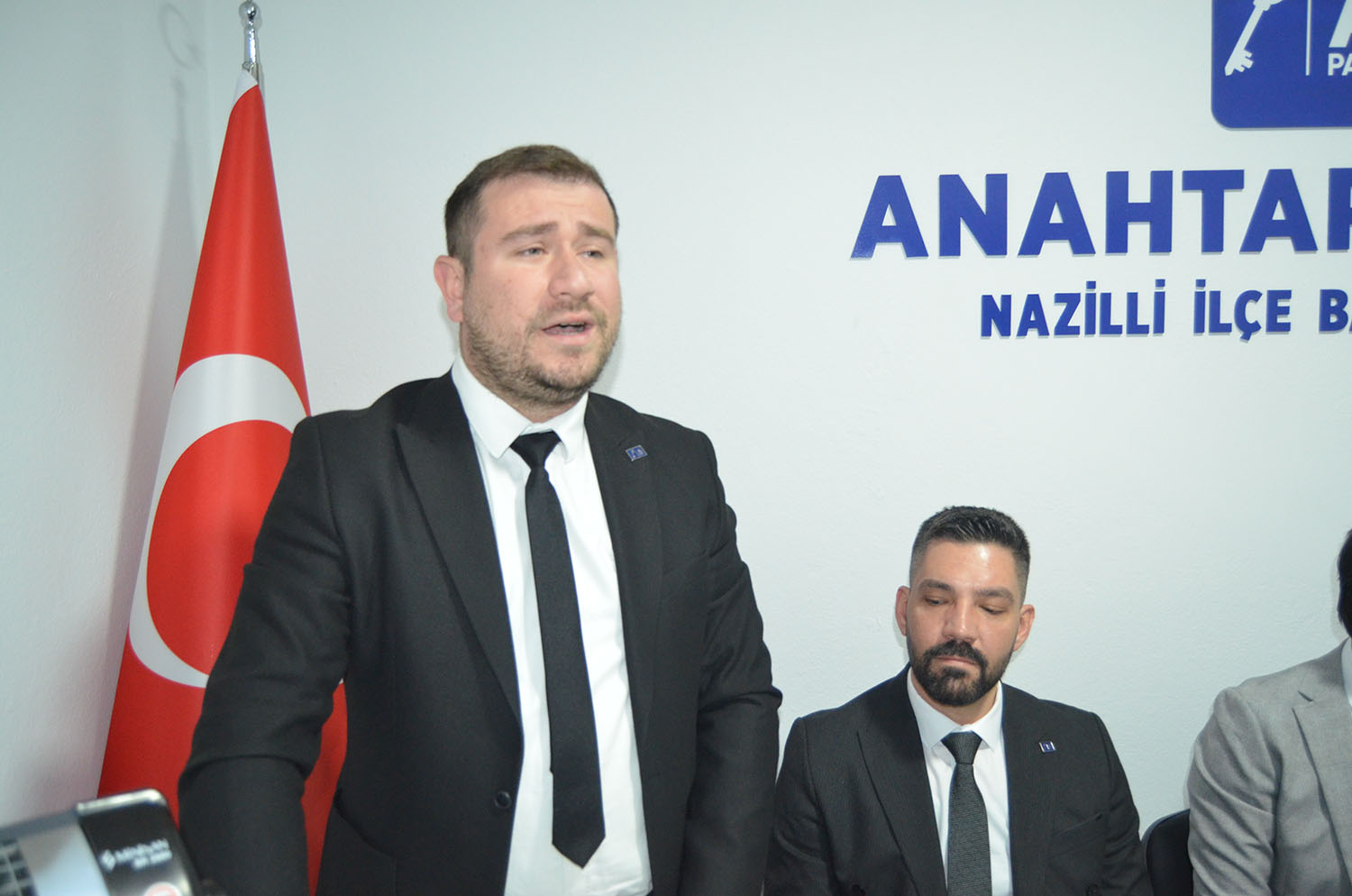 Anahtar Parti kapılarını açtı, Parti binası doldu taştı