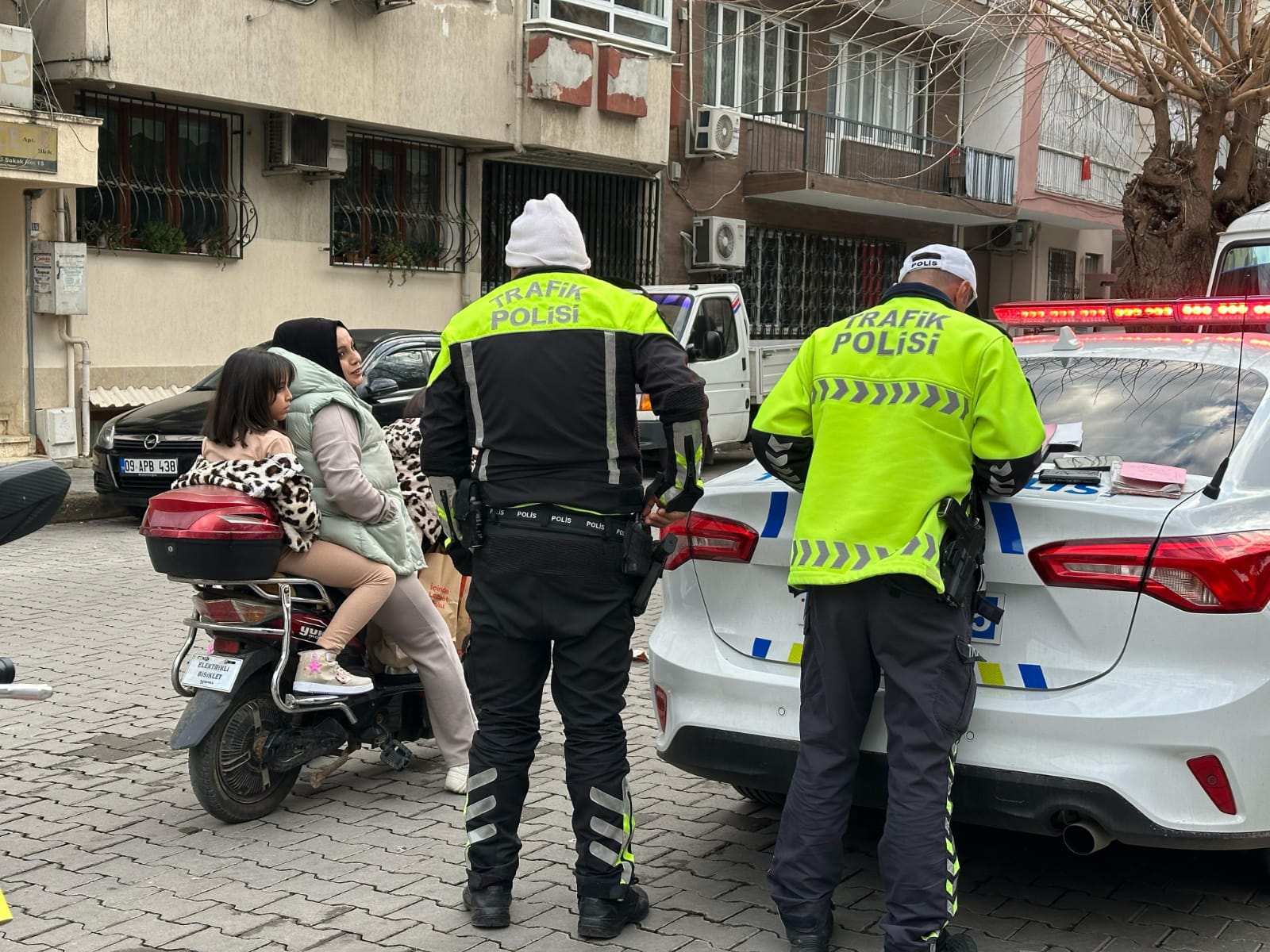 MOTOSİKLET SÜRÜCÜLERİ KAÇACAK YER ARADI