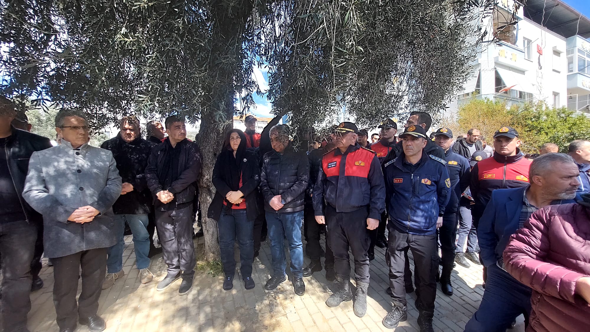 Anne ve 2 evladı gözyaşları arasında son yolculuklarına uğurlandı