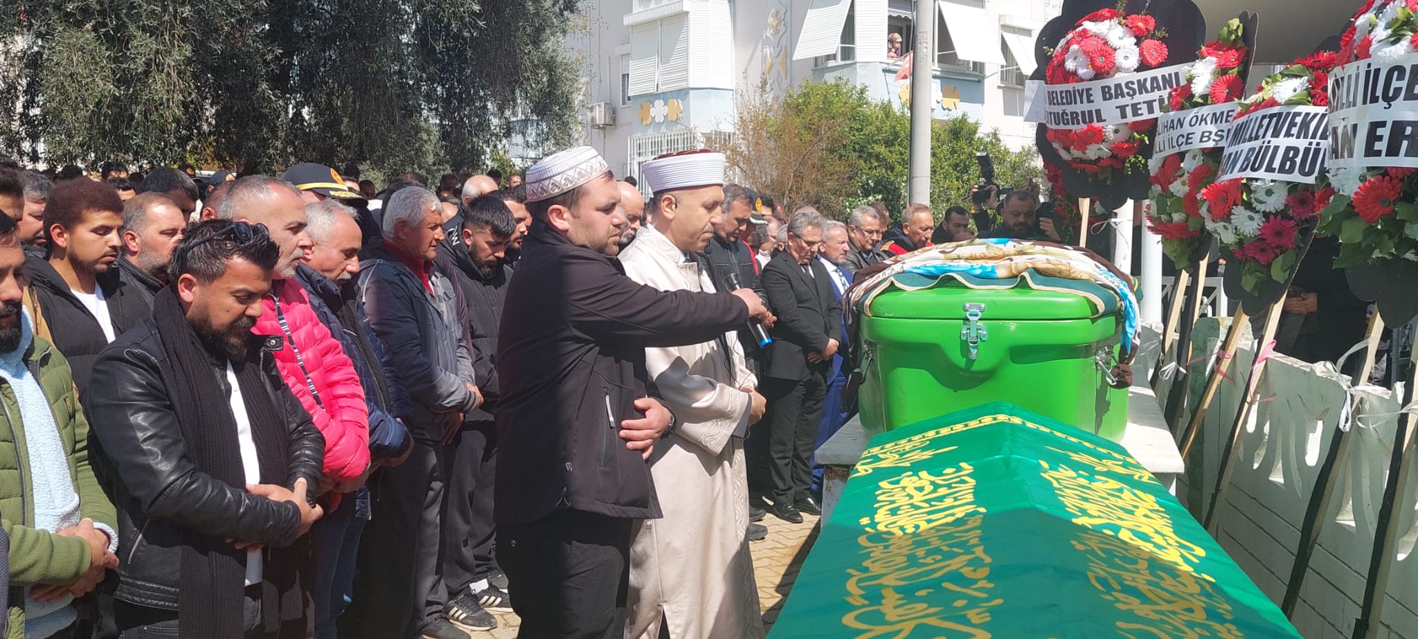 Anne ve 2 evladı gözyaşları arasında son yolculuklarına uğurlandı