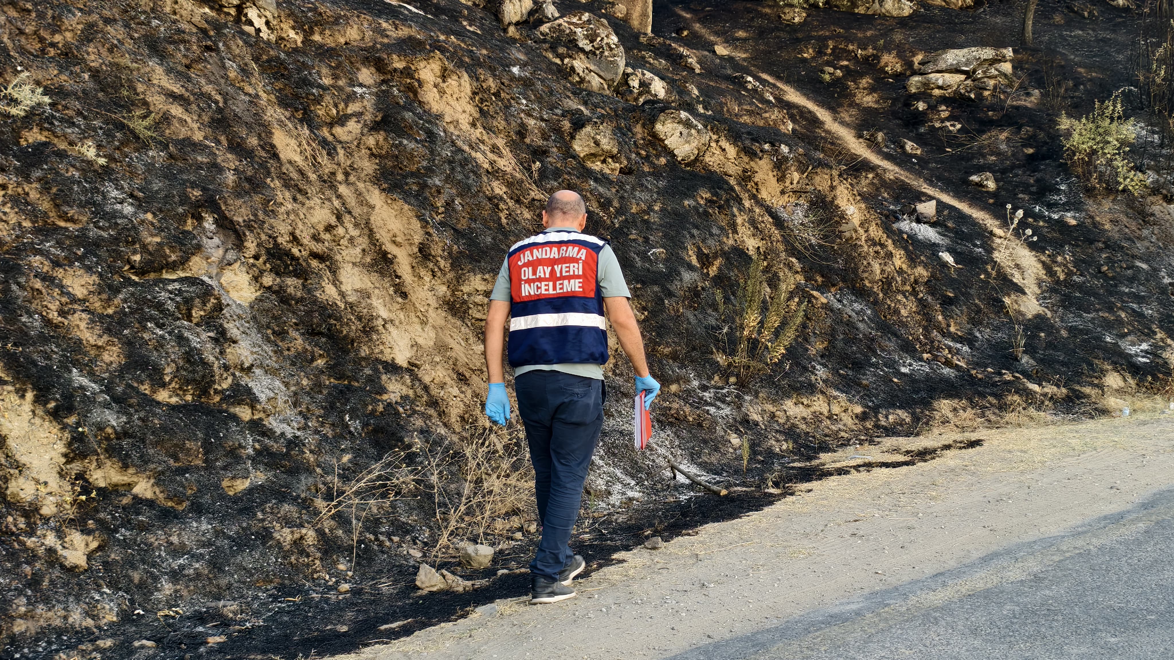 BEYERLİ MAHALLESİNDE ORMANI YAKTIĞI İDDİA EDİLEN ŞÜPHELİ YAKALANDI