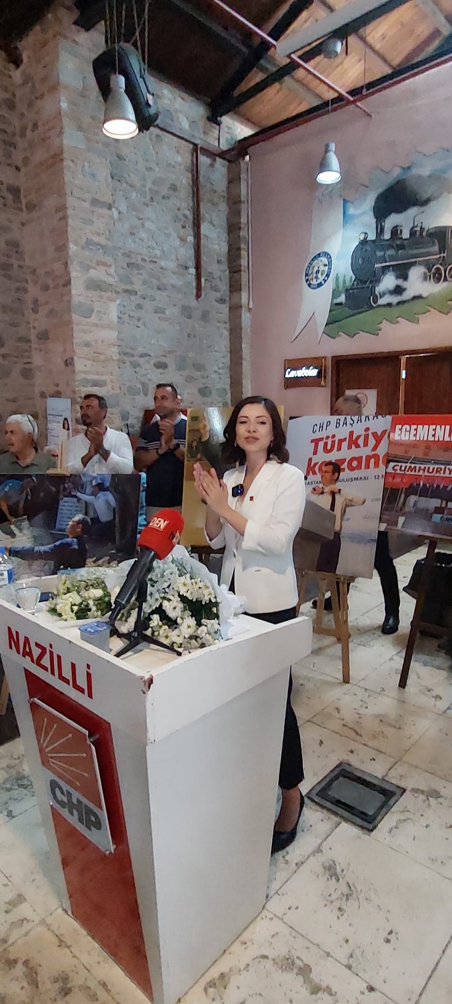 CHP'DE ASLI ÖKMEN'DEN GÖVDE GÖSTERİSİ