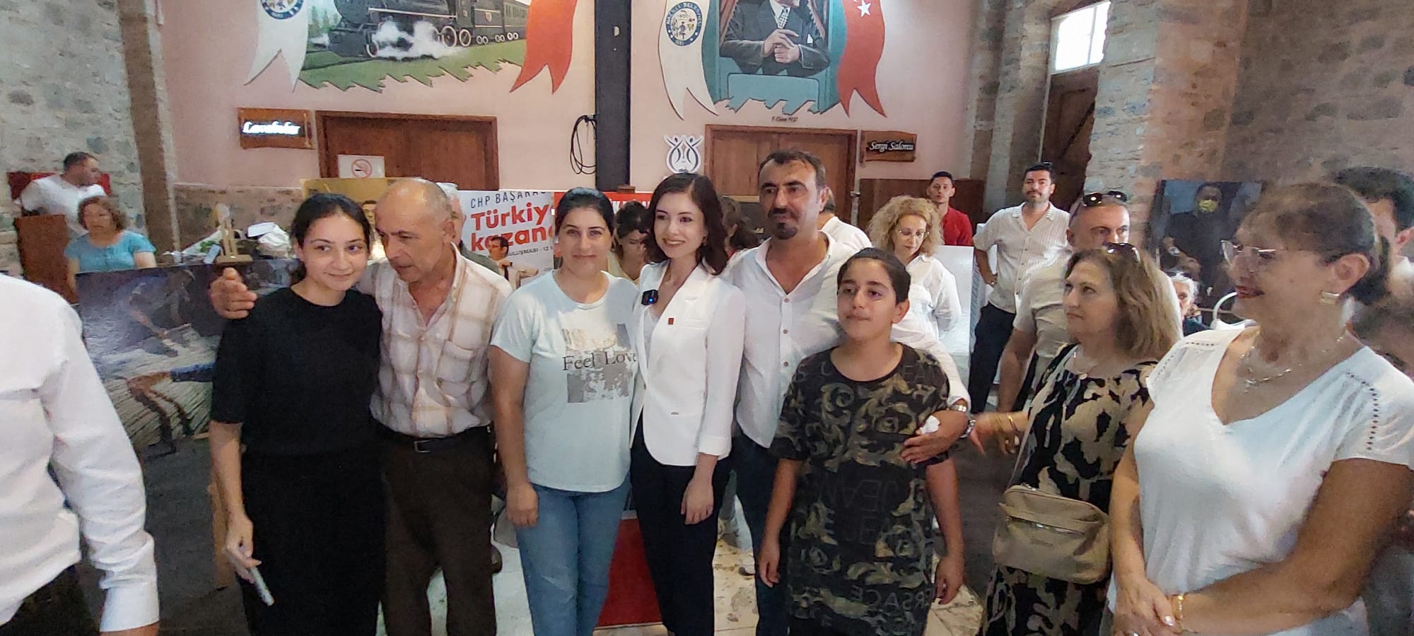 CHP'DE ASLI ÖKMEN'DEN GÖVDE GÖSTERİSİ