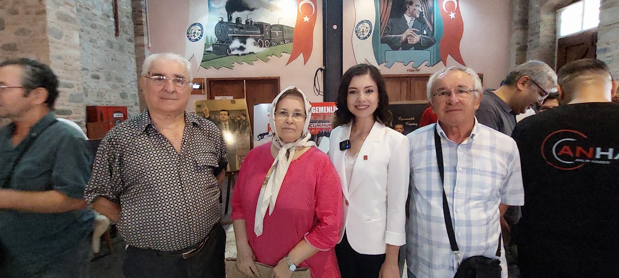 CHP'DE ASLI ÖKMEN'DEN GÖVDE GÖSTERİSİ