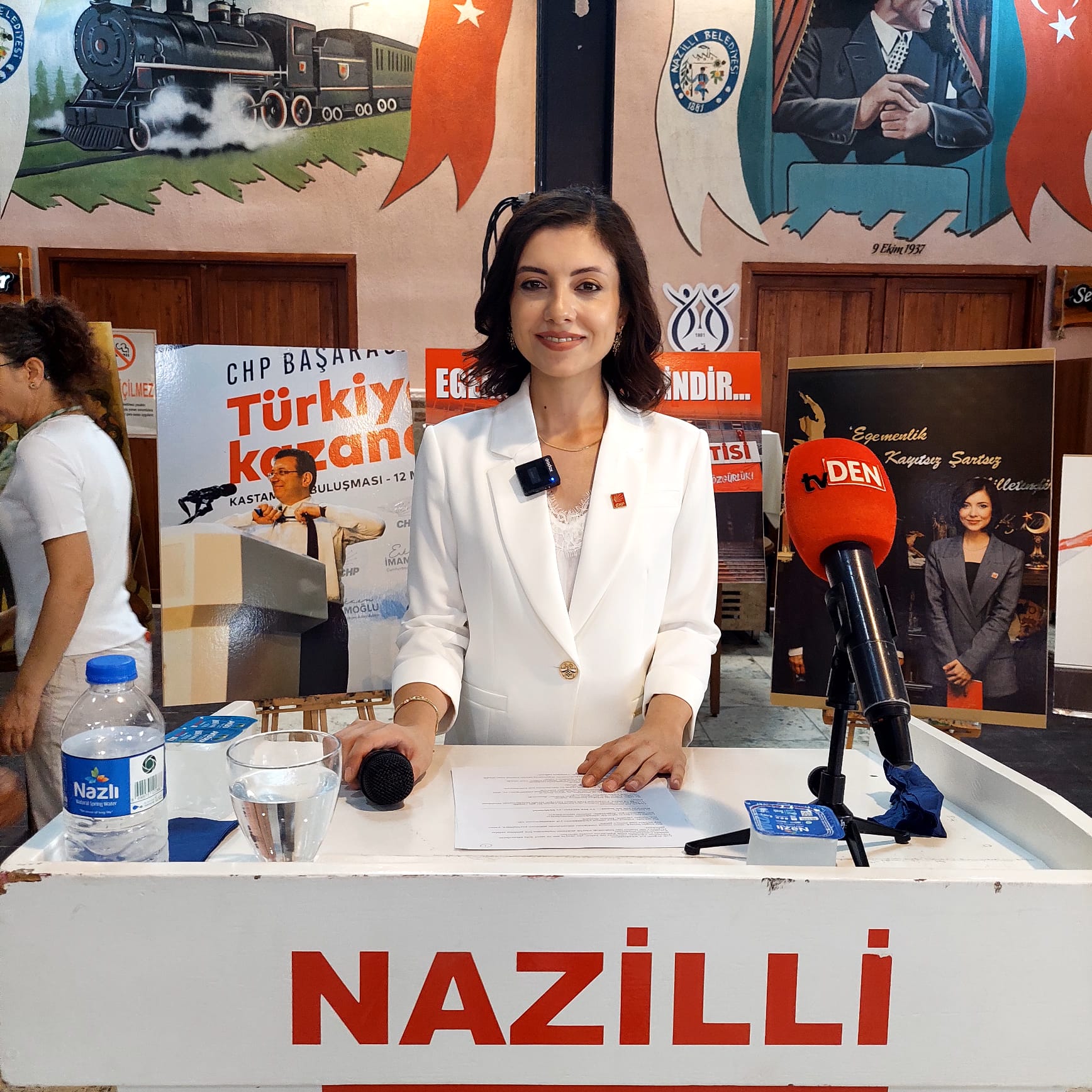 CHP'DE ASLI ÖKMEN'DEN GÖVDE GÖSTERİSİ
