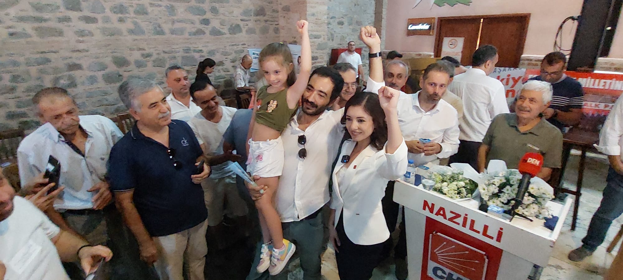 CHP'DE ASLI ÖKMEN'DEN GÖVDE GÖSTERİSİ